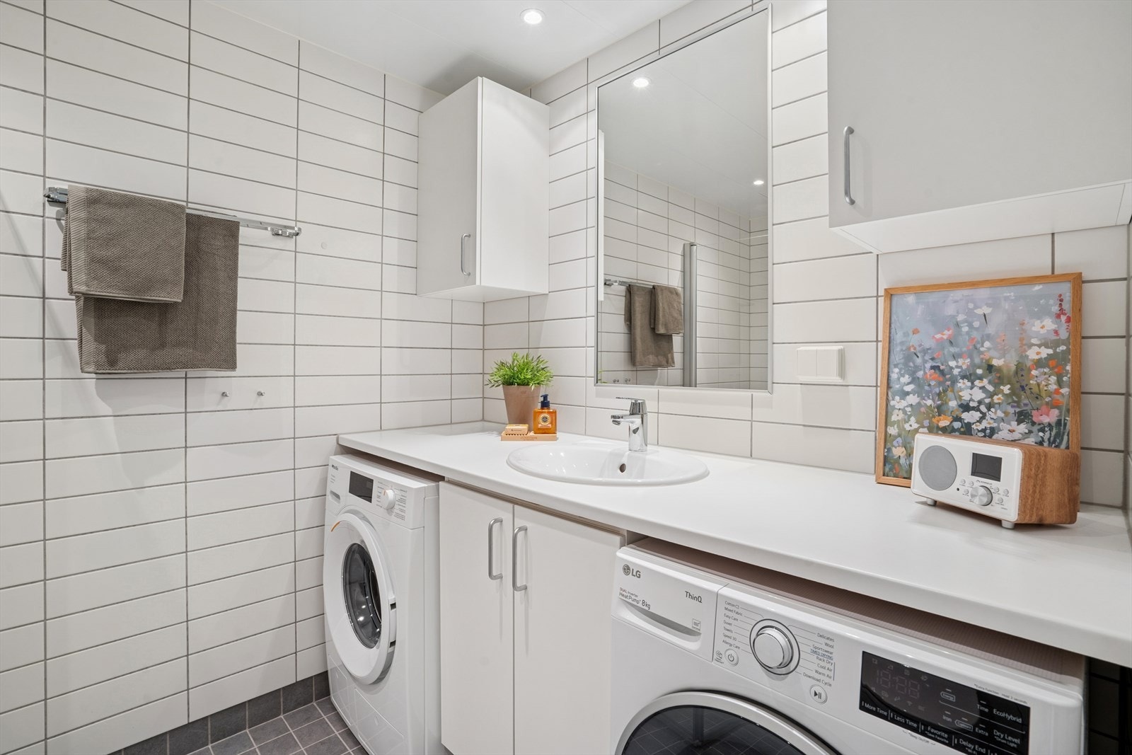 Vegg- og gulvoverflater består av fliser, downlights i himling. Galleribilde