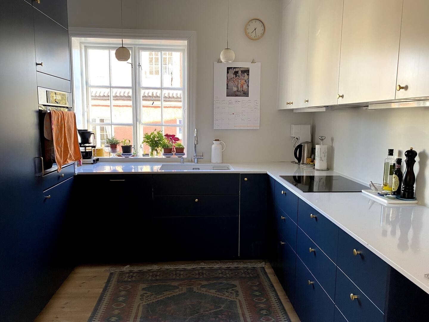 Flott kjøkken med flere skuffer og skap Galleribilde