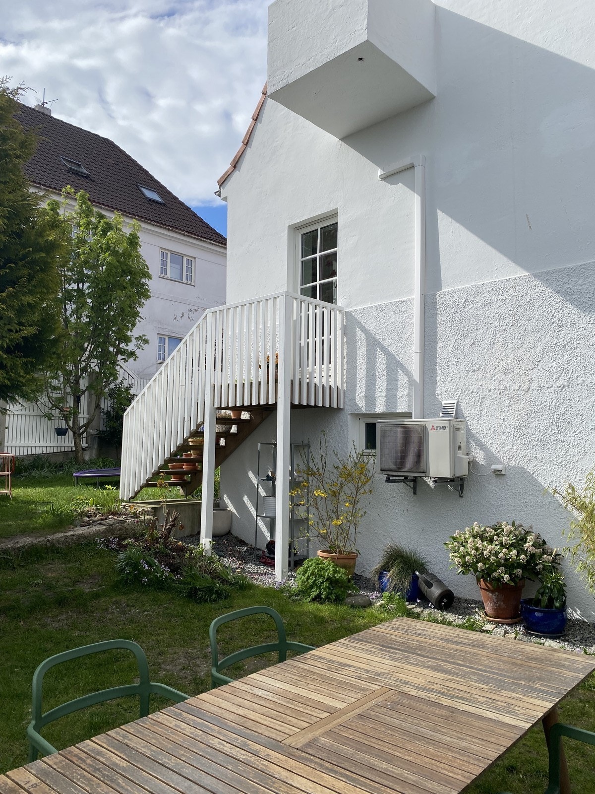 Lekker hage med utemøbler Galleribilde