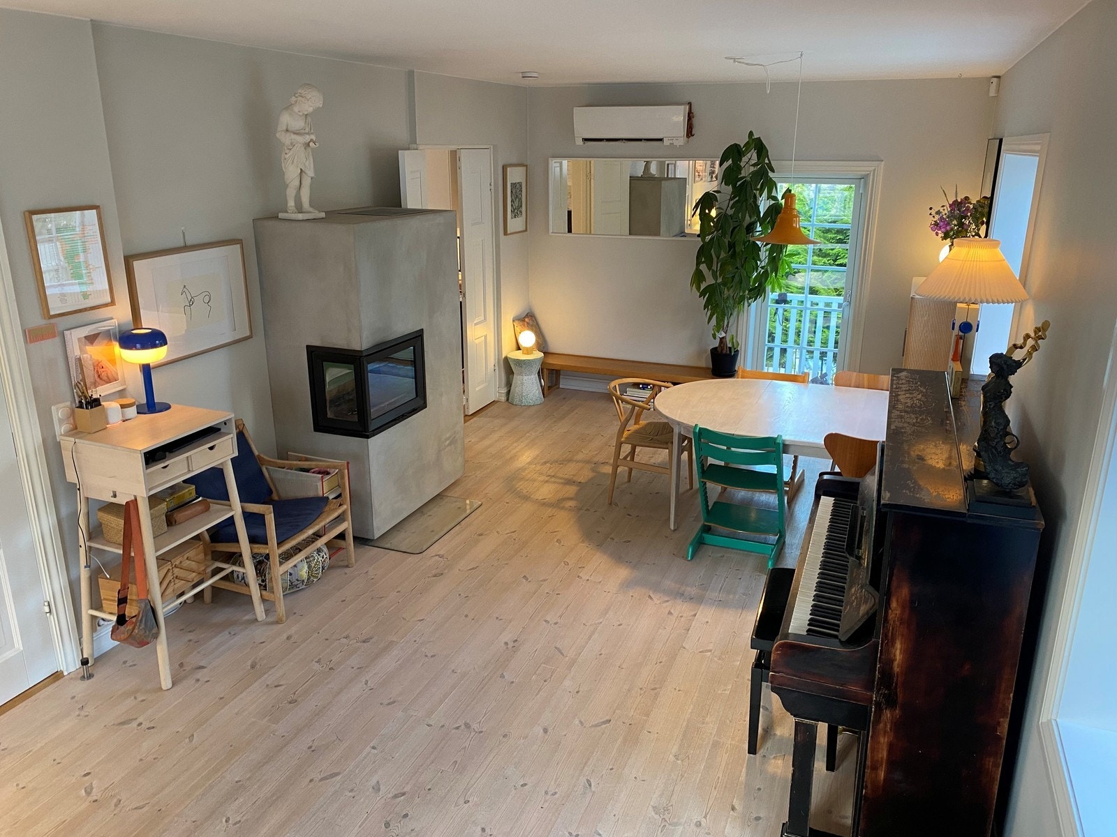 Lys og flott stue med både peis og varmepumpe Galleribilde