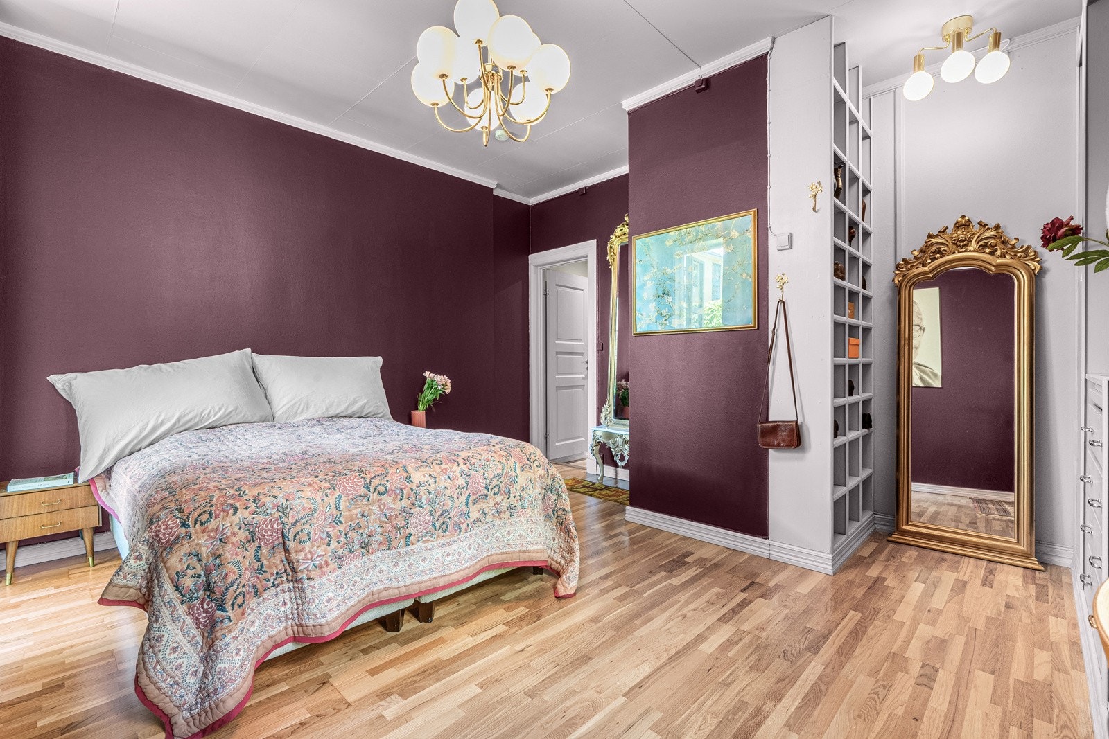 På soverommet er det god plass til seng og møblering Galleribilde