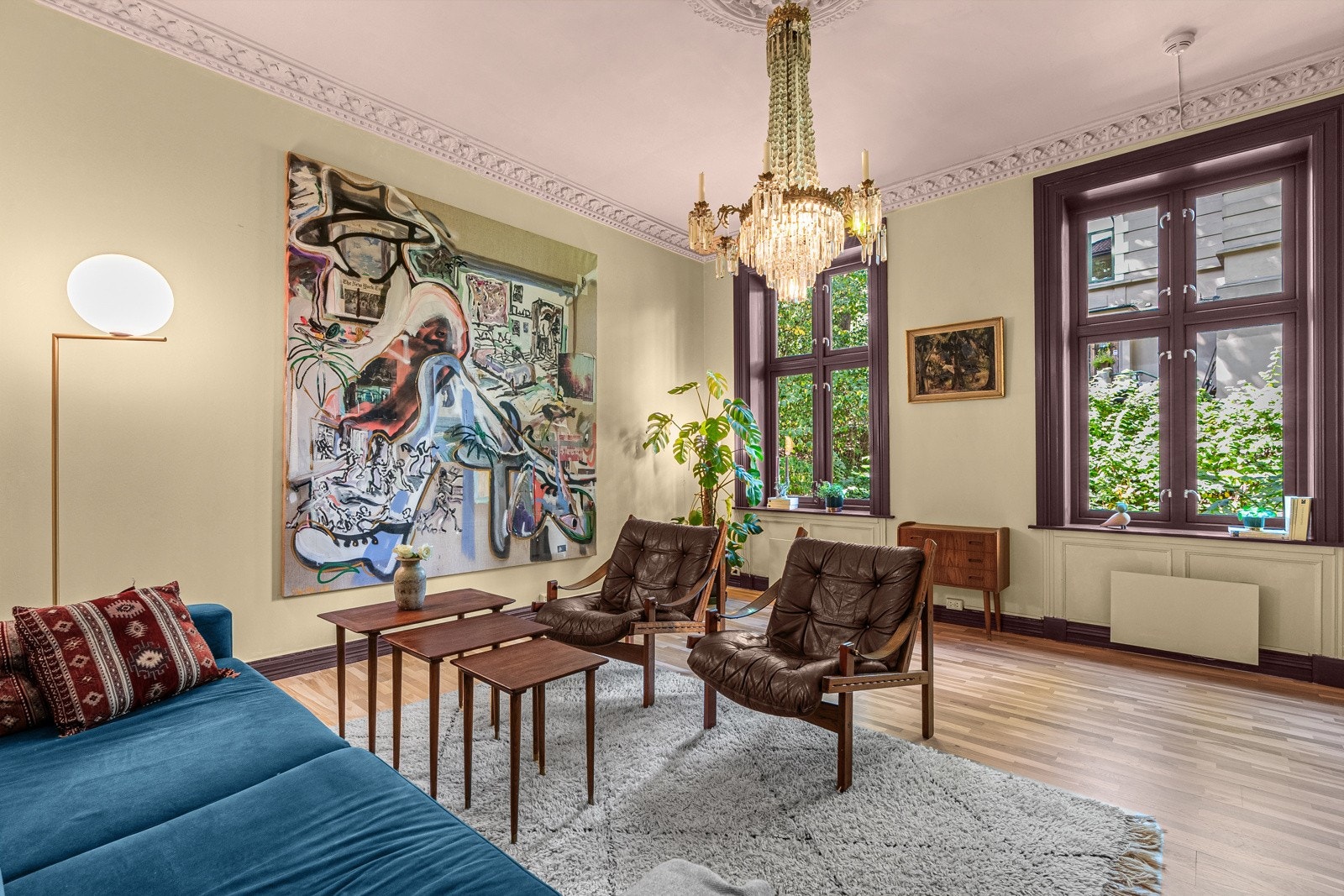 Stuen er lys og romslig med store vindusflater som slipper inn rikelig med naturlig lys Galleribilde