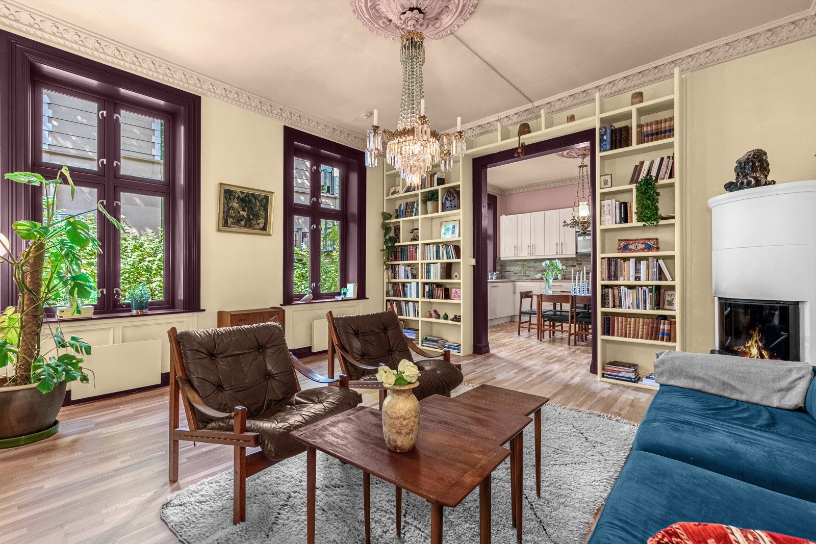 Leiligheten har en stor og lys stue med peis Galleribilde