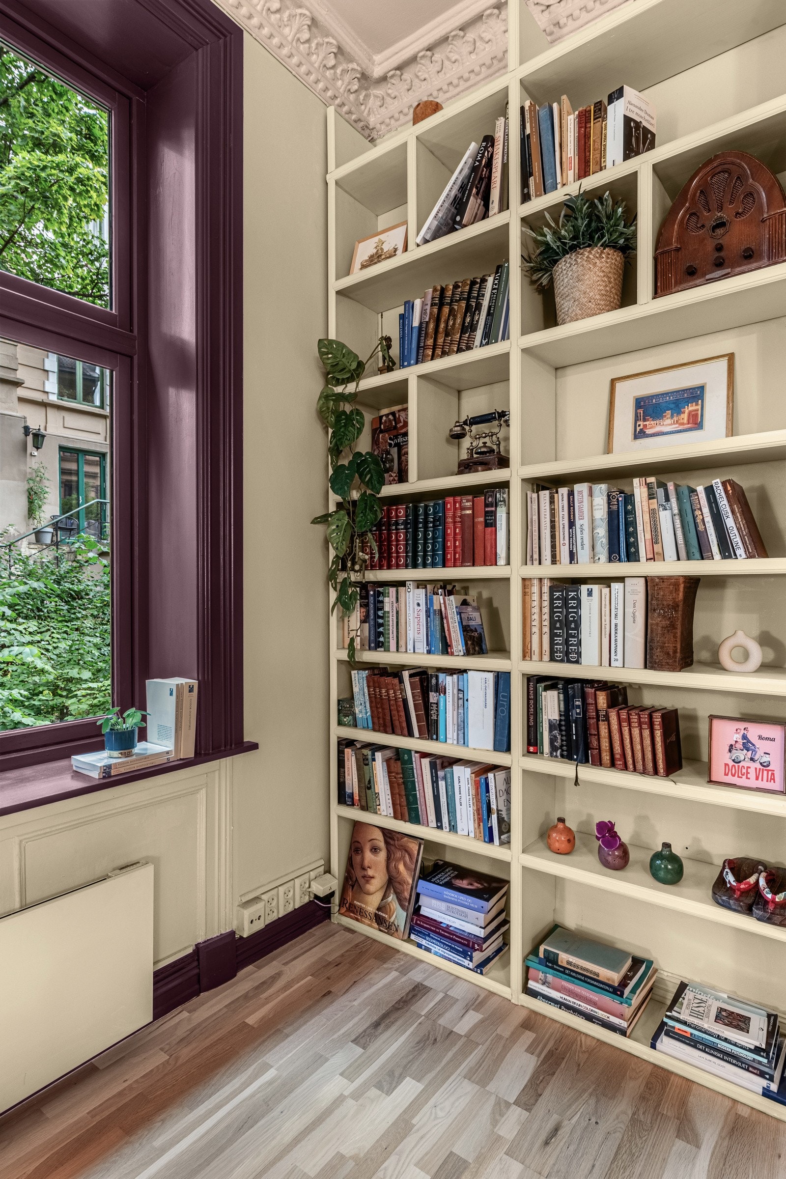 Leiligheten har gjennomførte detaljer med blant annet snekkerlagd bokhylle Galleribilde