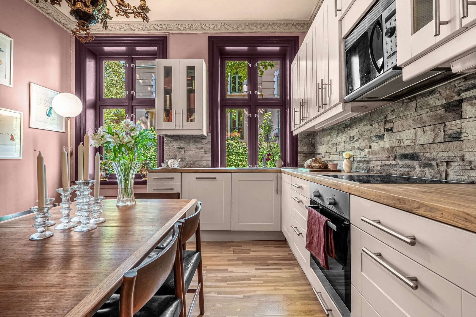 Kjøkkenet har profilerte fronter, heltre benkeplate, oppvaskmaskin, komfyr, platetopp, mikrobølgeovn samt separat kjøl- og fryseskap Galleribilde