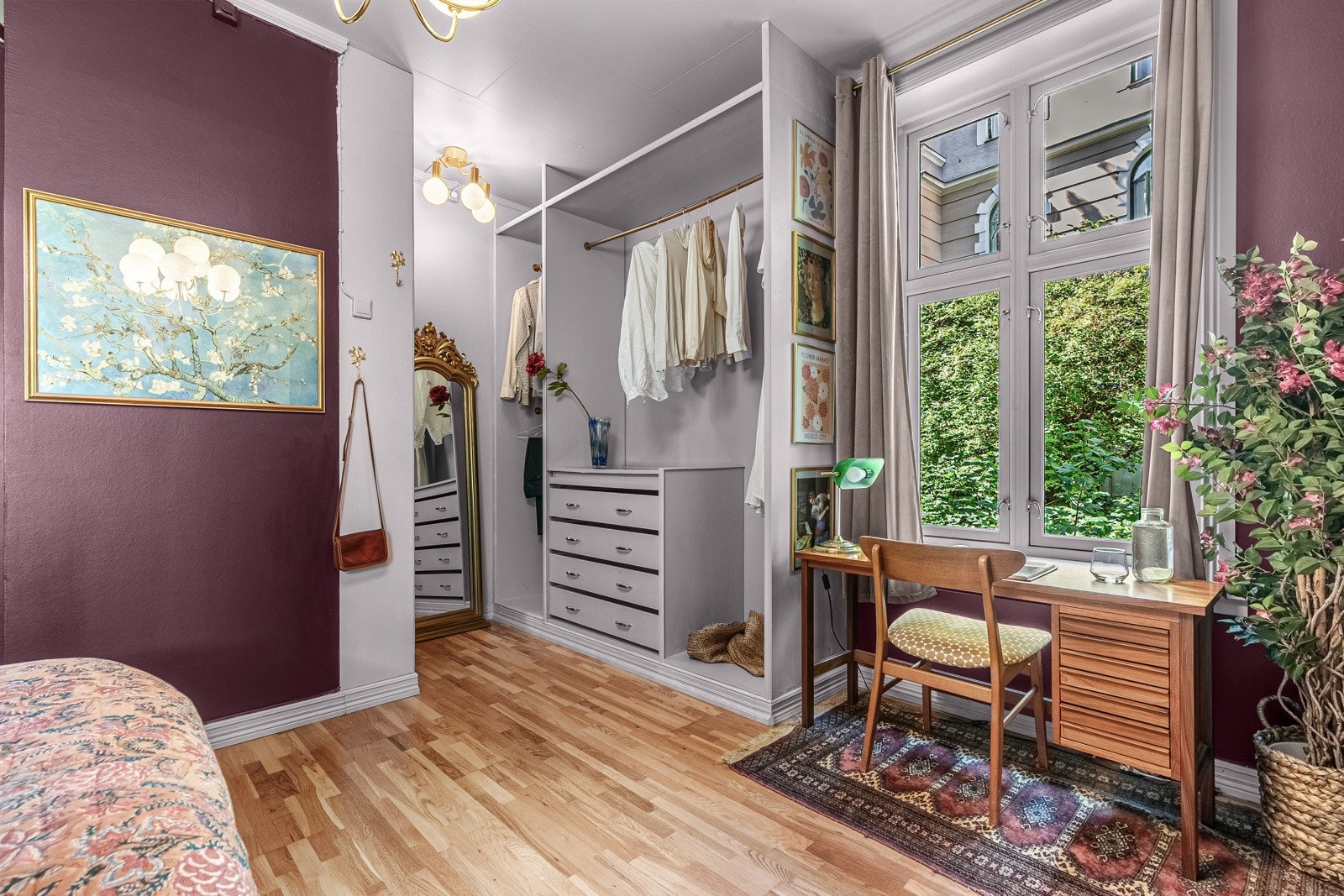 Her har du også plass til et praktisk garderobehjørne Galleribilde