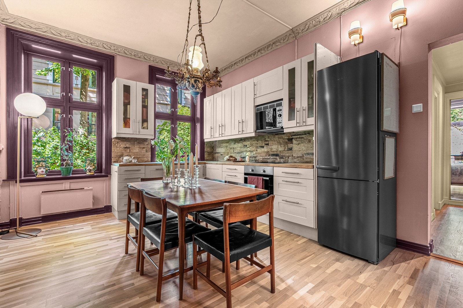 Kjøkkenet har god plass til spisebord - en naturlig samlingsplass i hverdagen Galleribilde