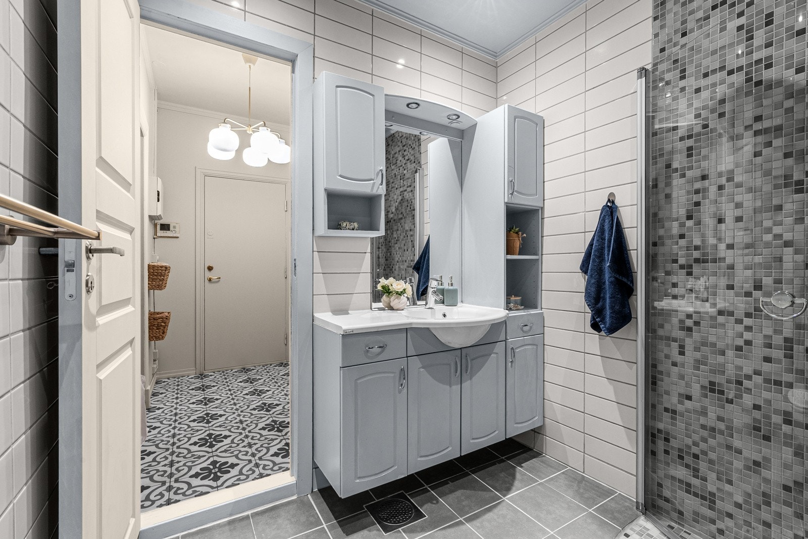 Det er innredet med servant med underskap, vegghengt speil, dusjhjørne, WC og opplegg for vaskemaskin Galleribilde