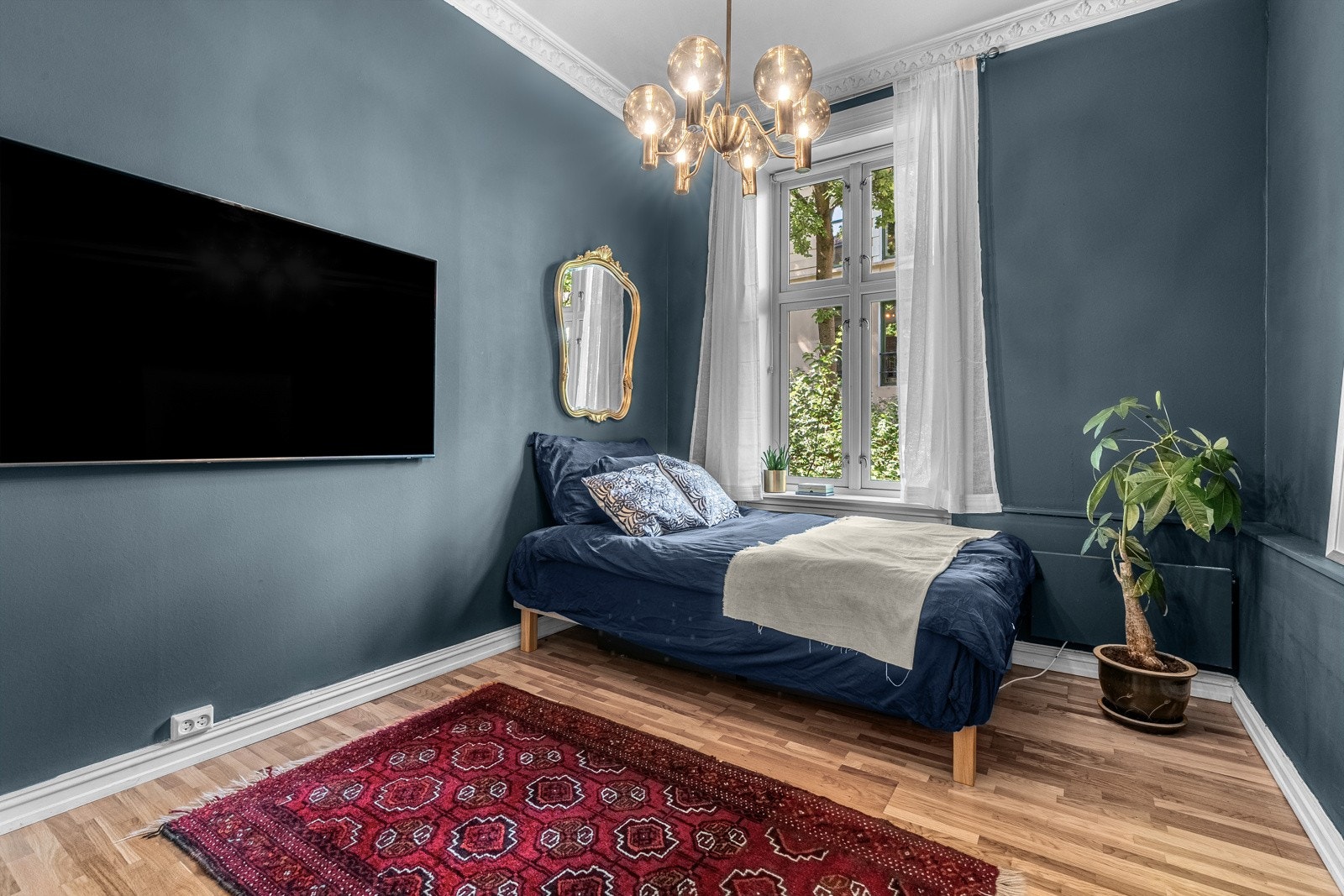 Det andre soverommet har også fin størrelse med plass til seng og garderobe Galleribilde