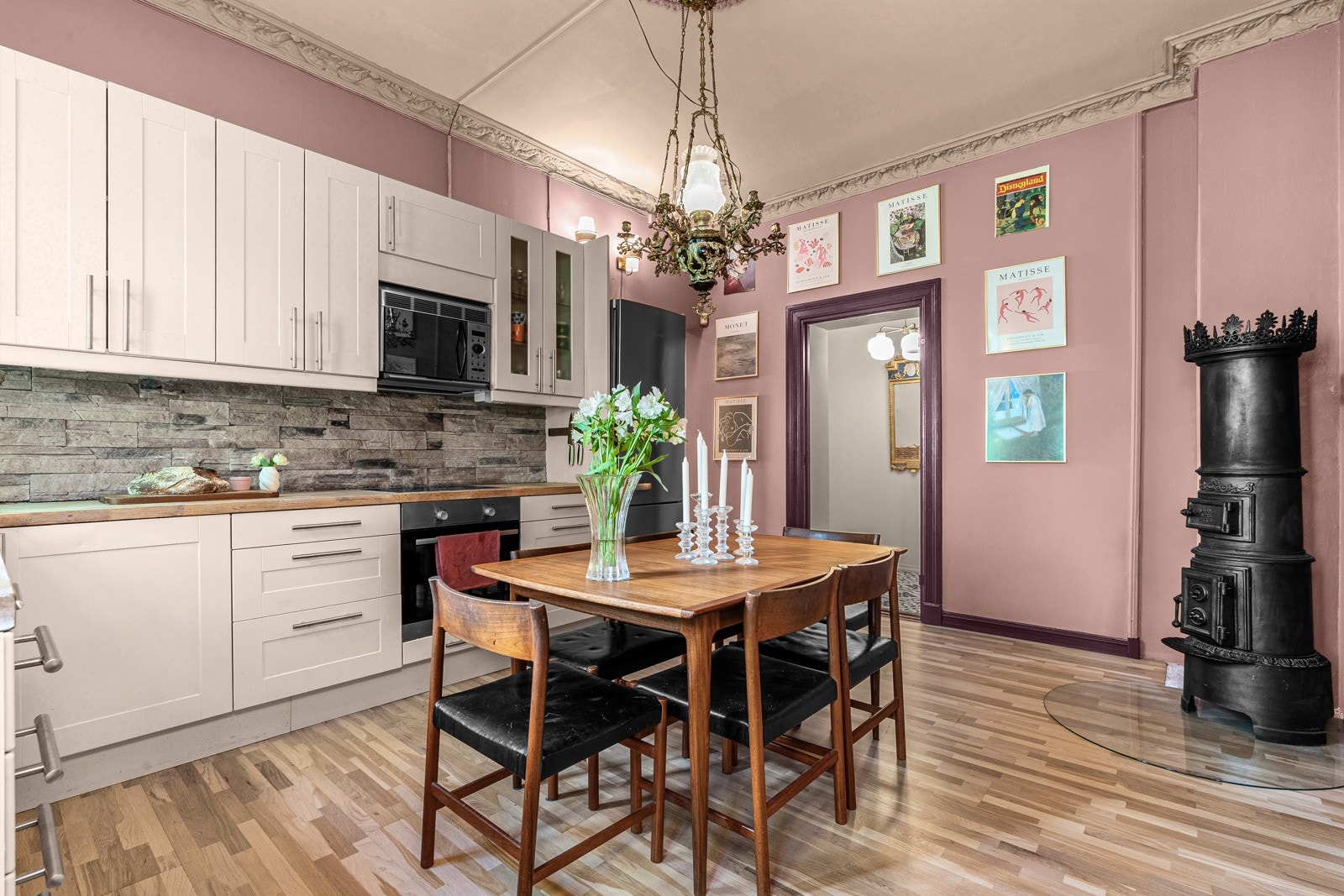 Naturlig overgang mellom kjøkken og spisesone Galleribilde