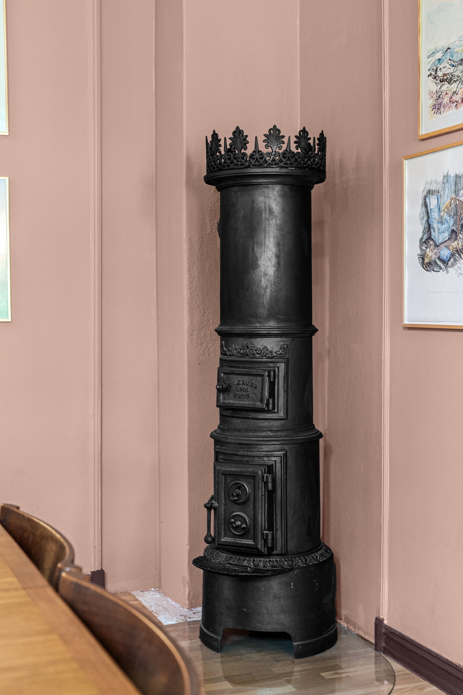 På kjøkkenet har du en klassisk støpejernsovn Galleribilde