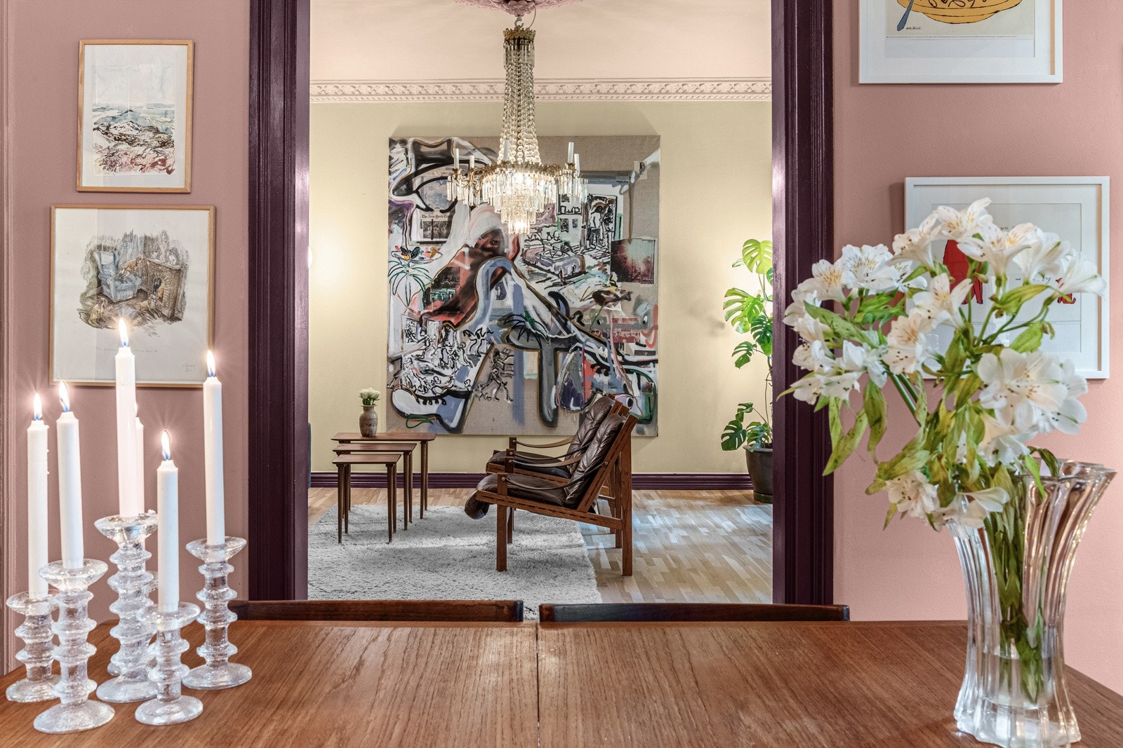 Dette er en 3-roms leilighet med klassiske detaljer som stukkatur, rosett og støpejernsovn Galleribilde