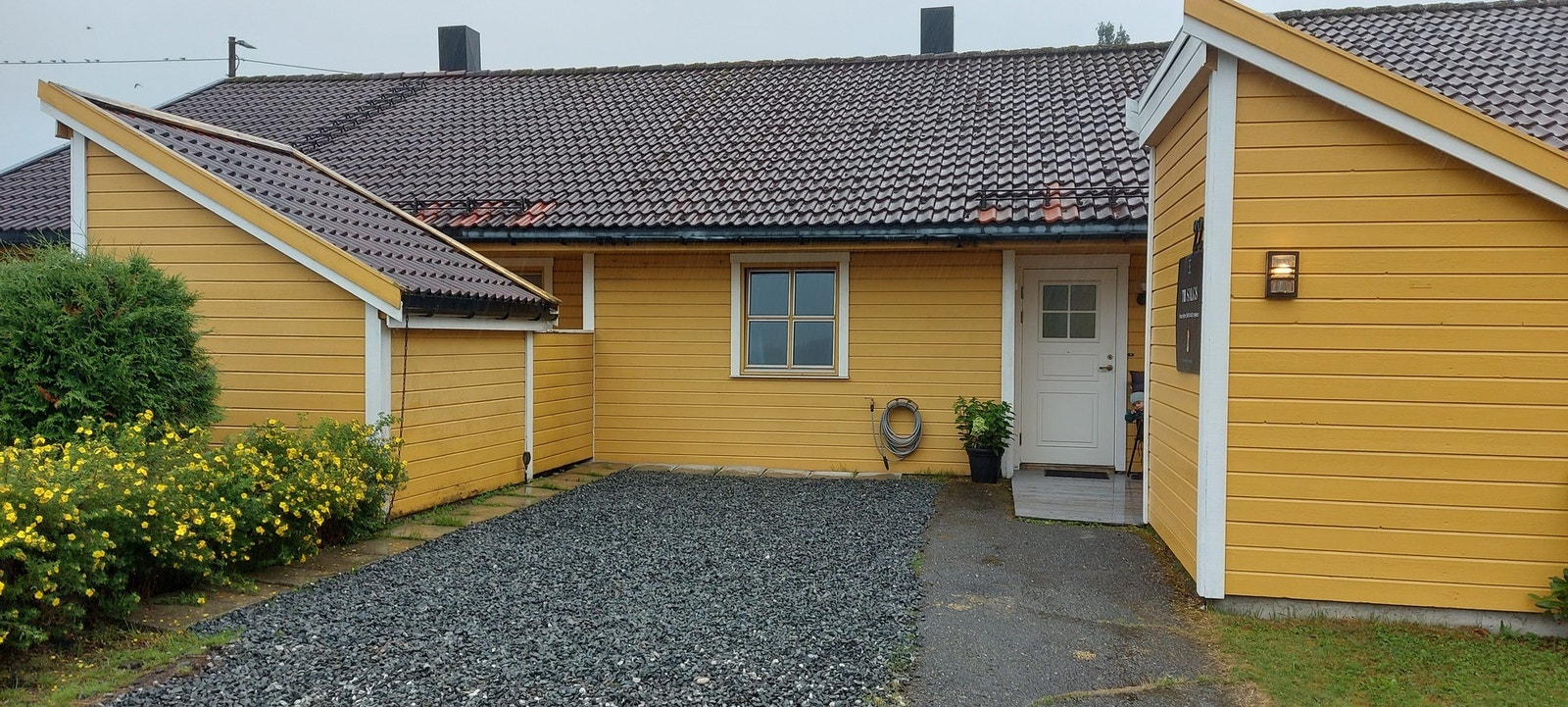 Selgers bilde: I etterkant av foto har selger fylt på med grus ved inngangspartiet. Galleribilde