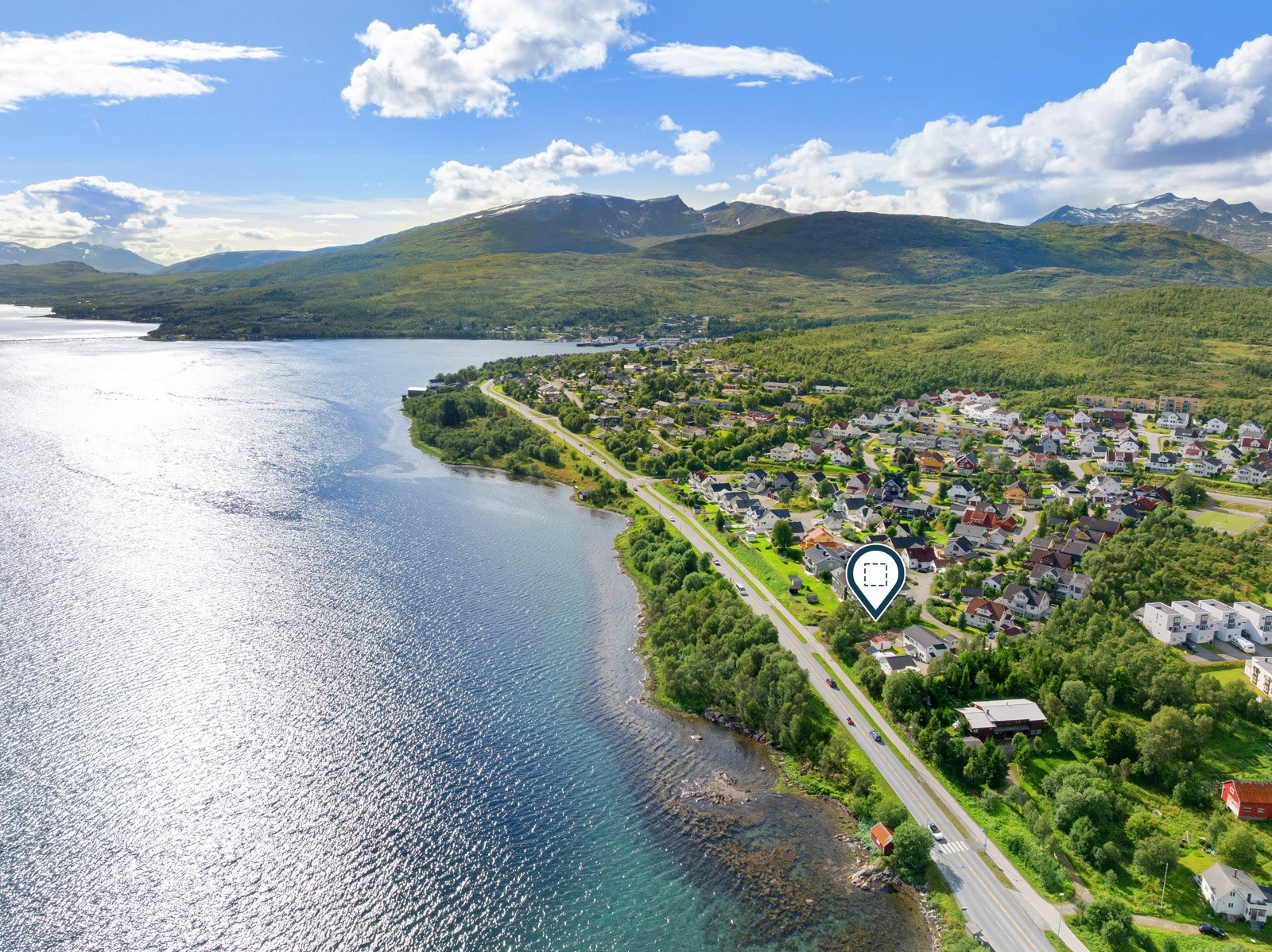 Eiendommen ligger i et veletablert boligområde mellom Storelva og Eidkjosen på Kvaløya.