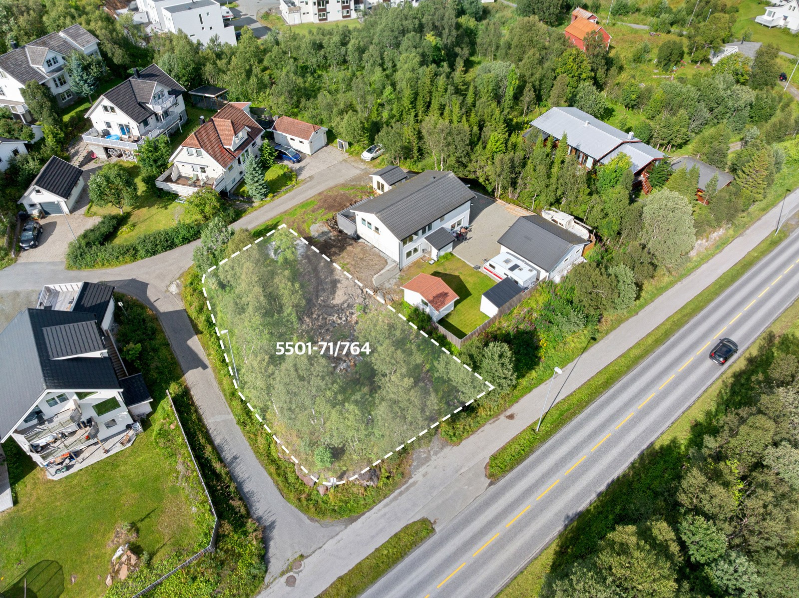 I tillegg har du kort avstand til dagligvare og flere aktivitetstilbud for både store og små.