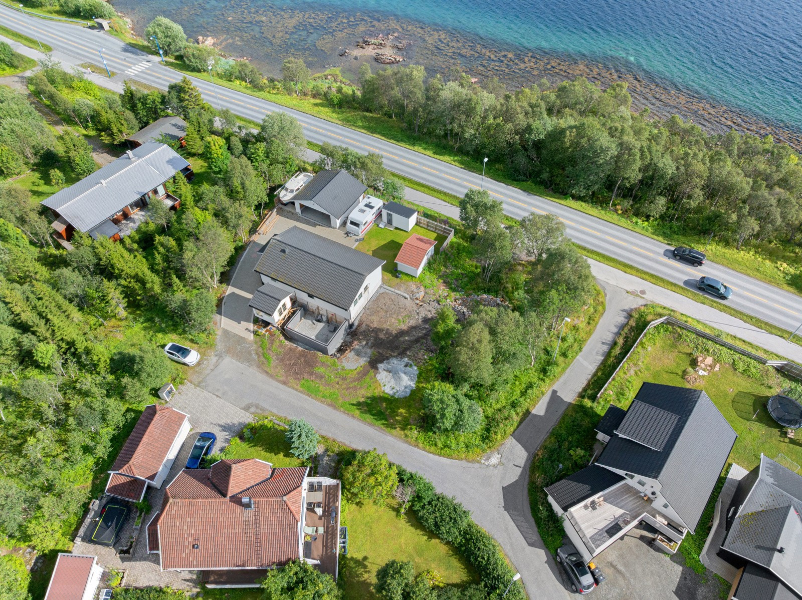 Tomten ligger fint til innerst i blindvei, med umiddelbar nærhet til turløypa og fjæra.