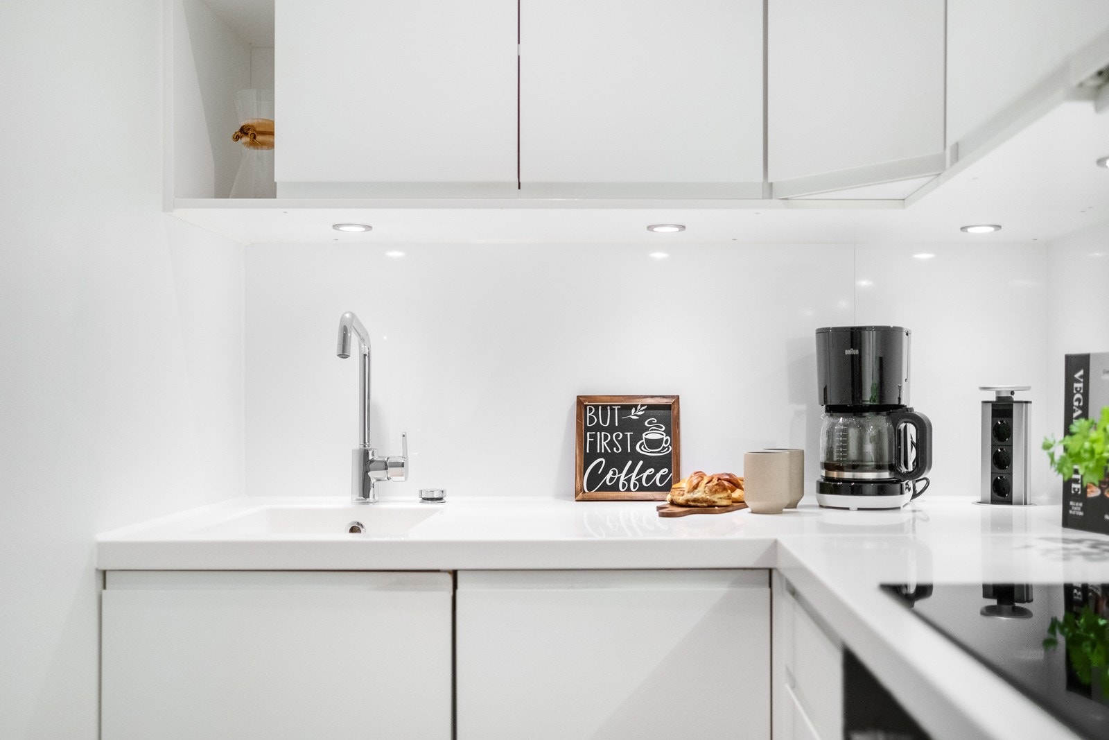 Kjøkkenet ha rintegrerte hvitevarer. Galleribilde