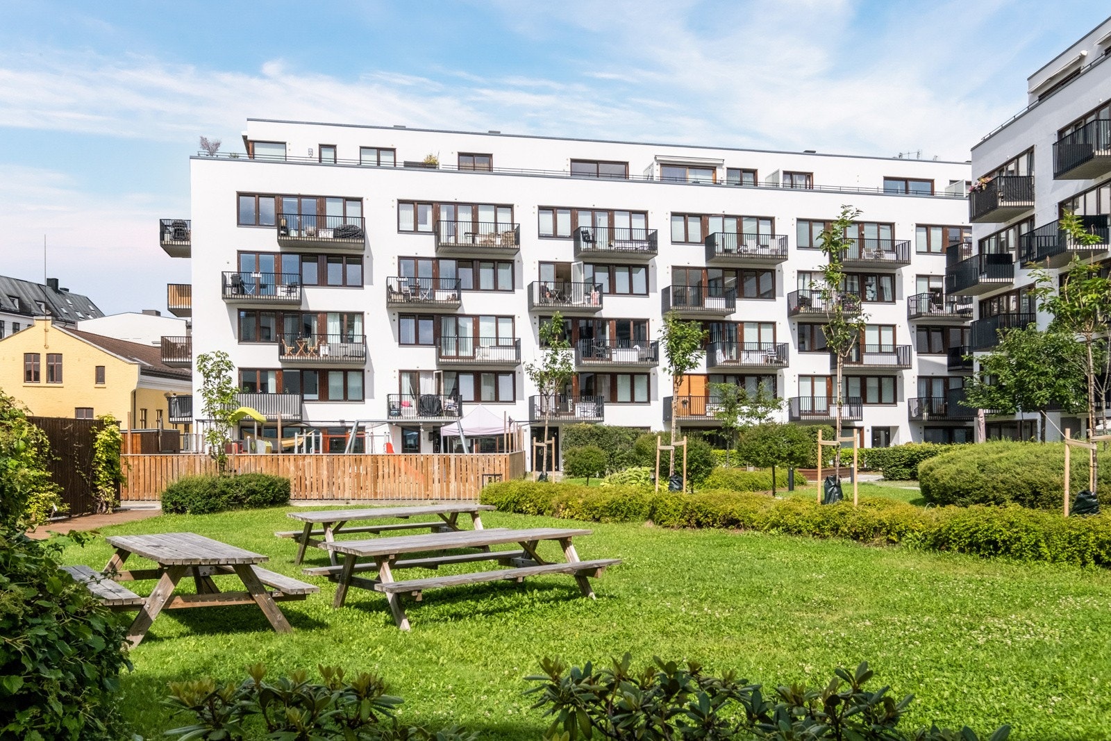 Det er flotte grøntområder utenfor boligen. Galleribilde