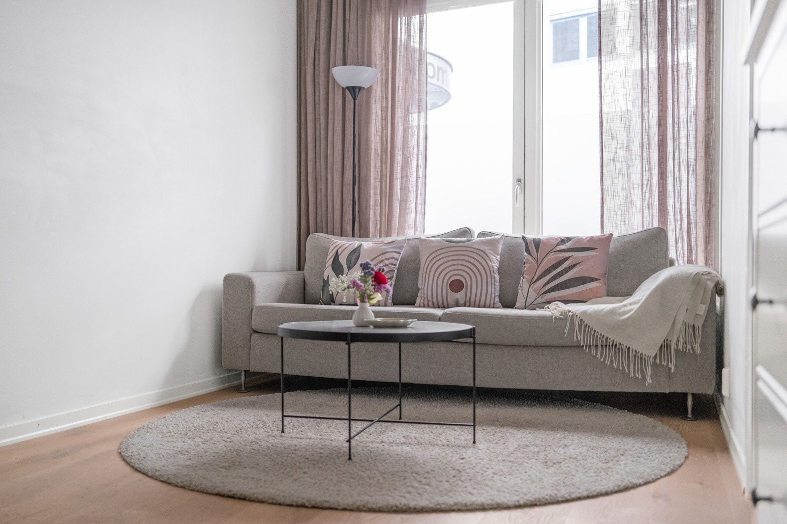 Stuen har plass til en romslig sittegruppe. Galleribilde