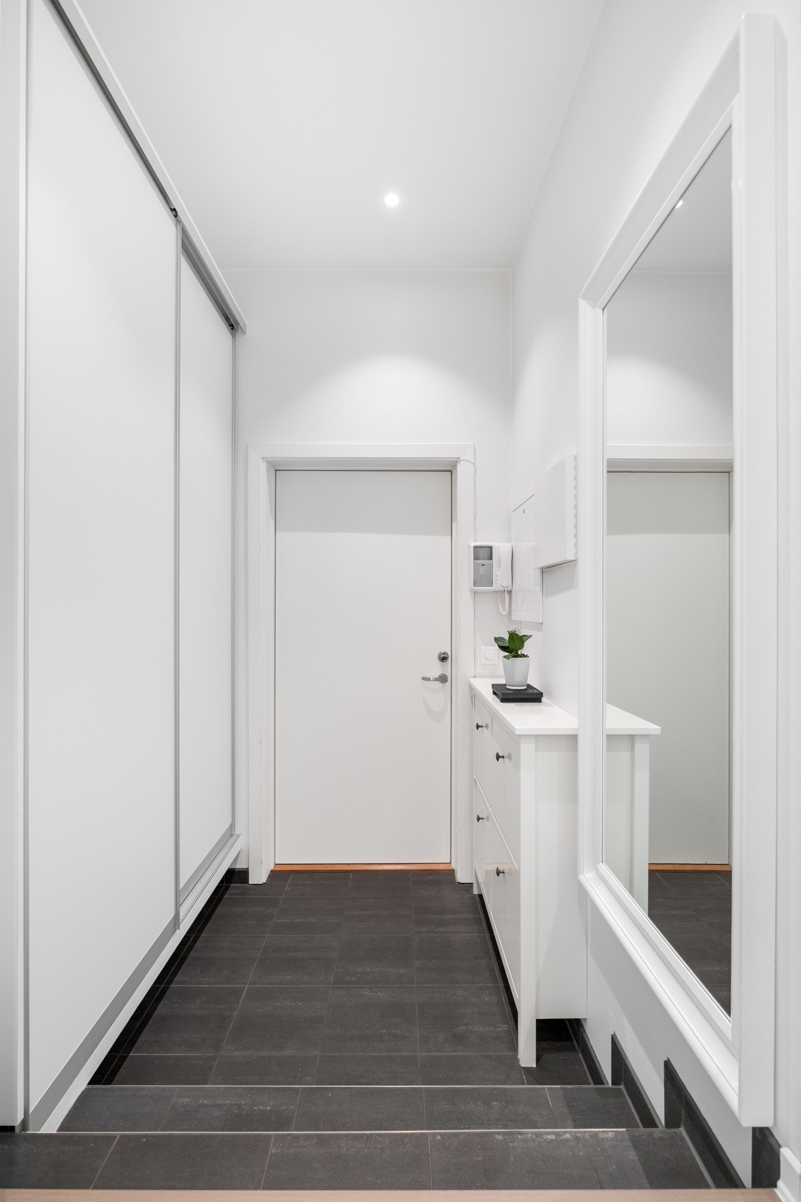 Det er montert skyvedørsgarderobe i inngangspartiet. Skoskap følger også med boligen. Galleribilde