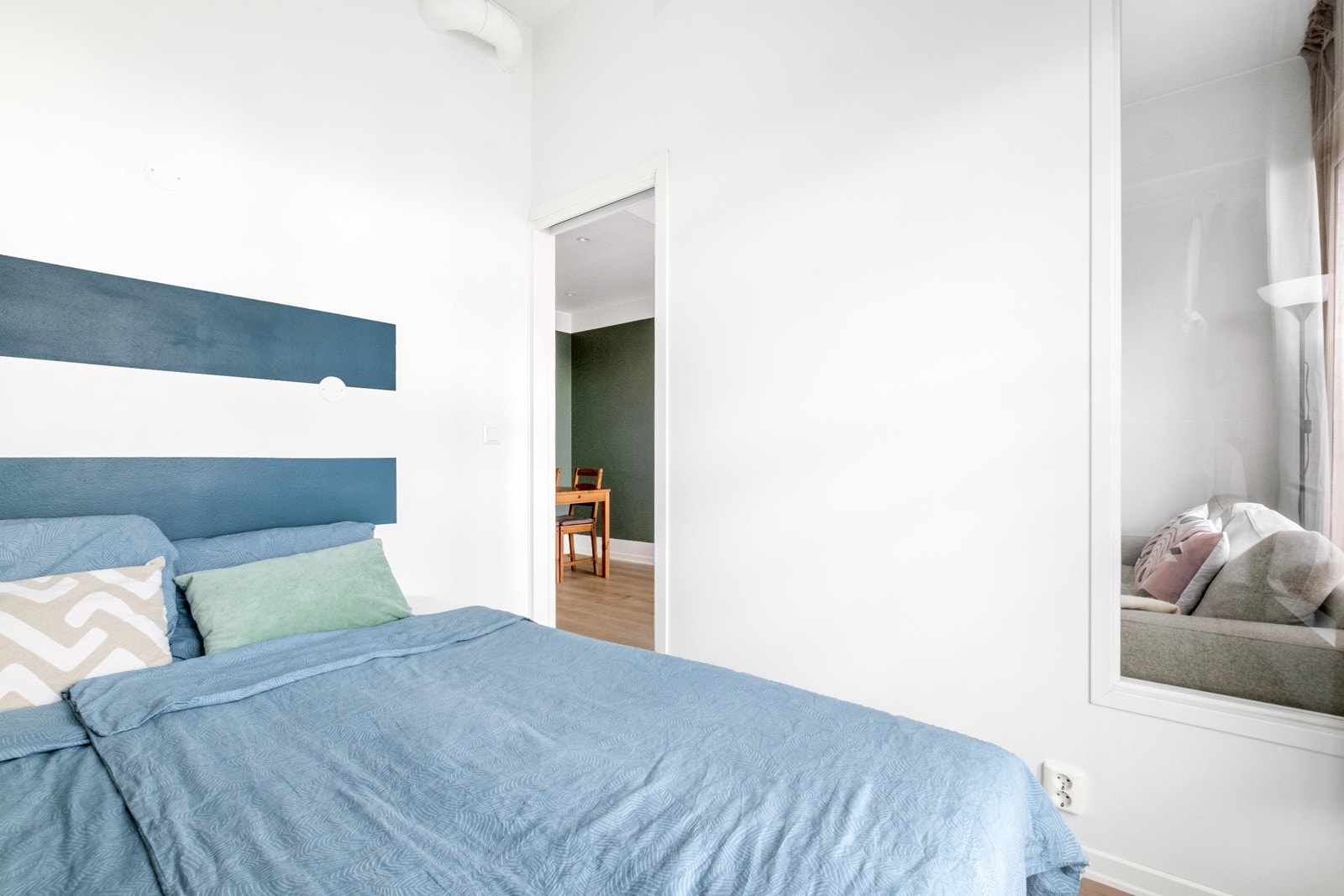 Det er god plass til dobbeltseng i soverommet. Galleribilde