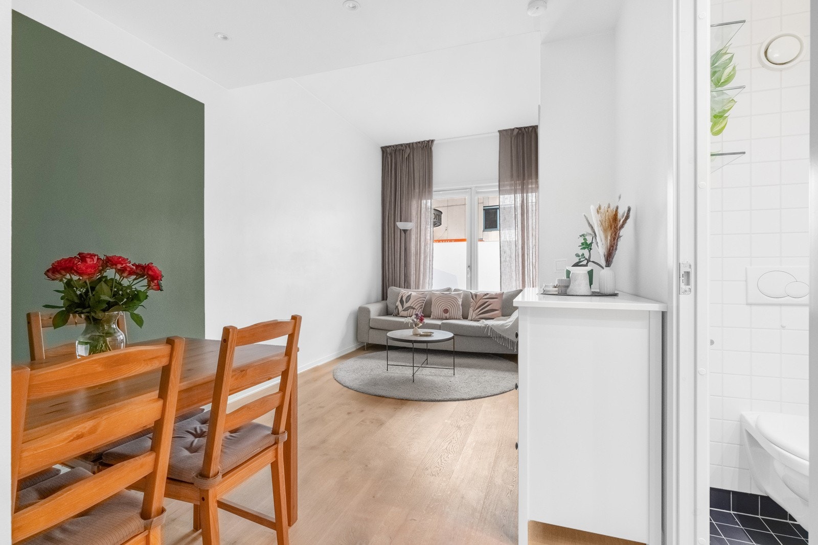 Stuen kan enkelt innredes med ulike soner for både egentid og sosialt samvær. Galleribilde