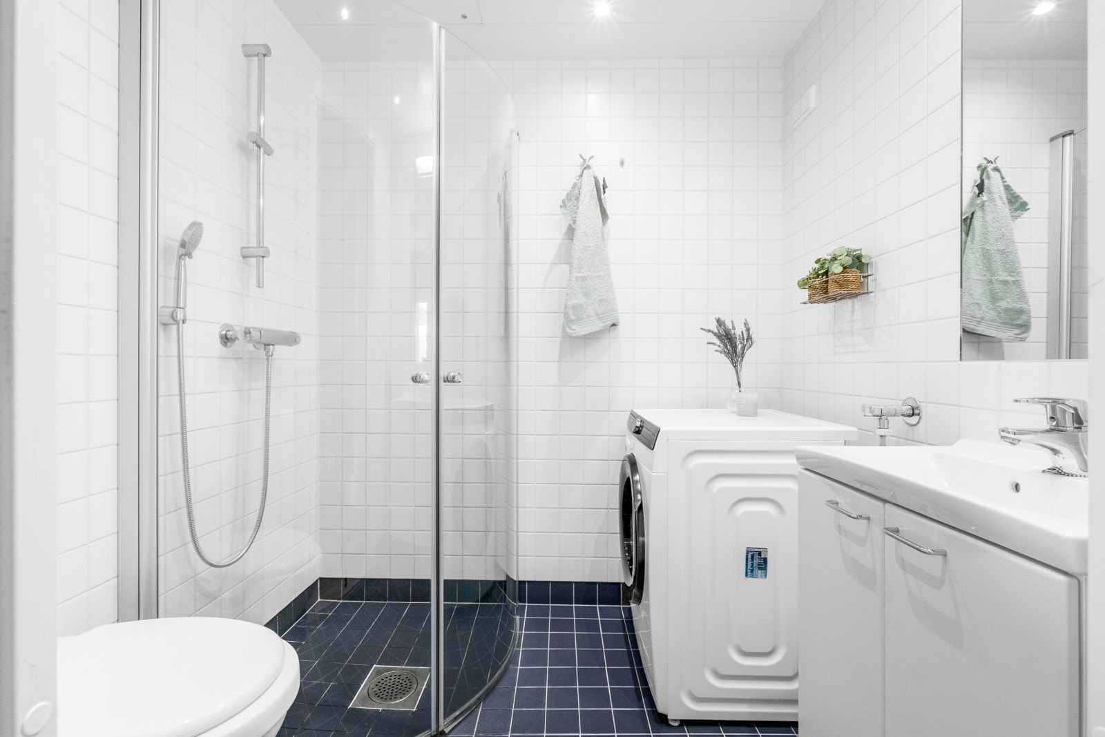 Det lekre badet har gulvvarme, opplegg for vaskemaskin og godt lys fra downlights. Galleribilde