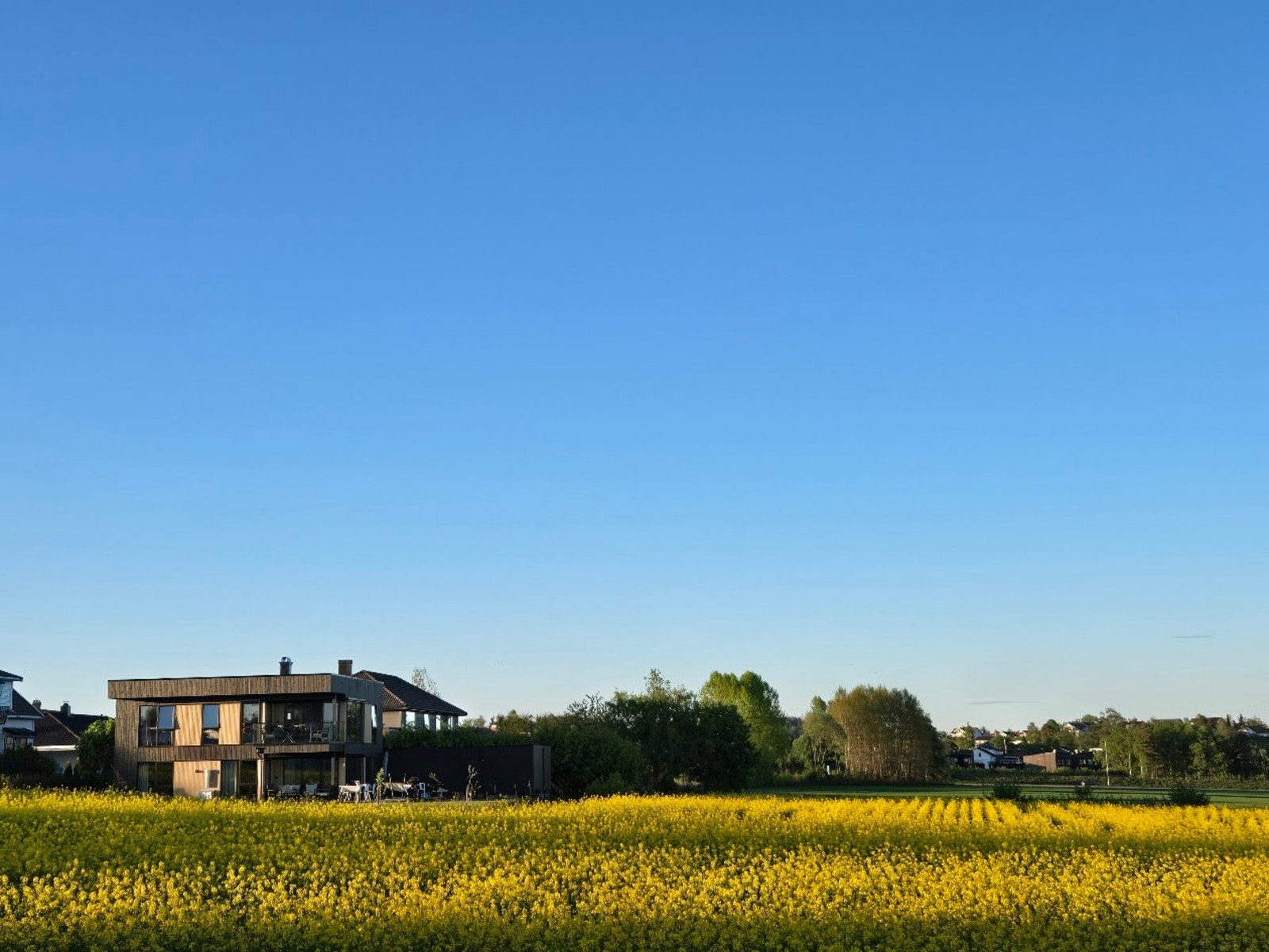 Usjenert beliggenhet innerst i blindvei med praktfullt utsyn! Galleribilde