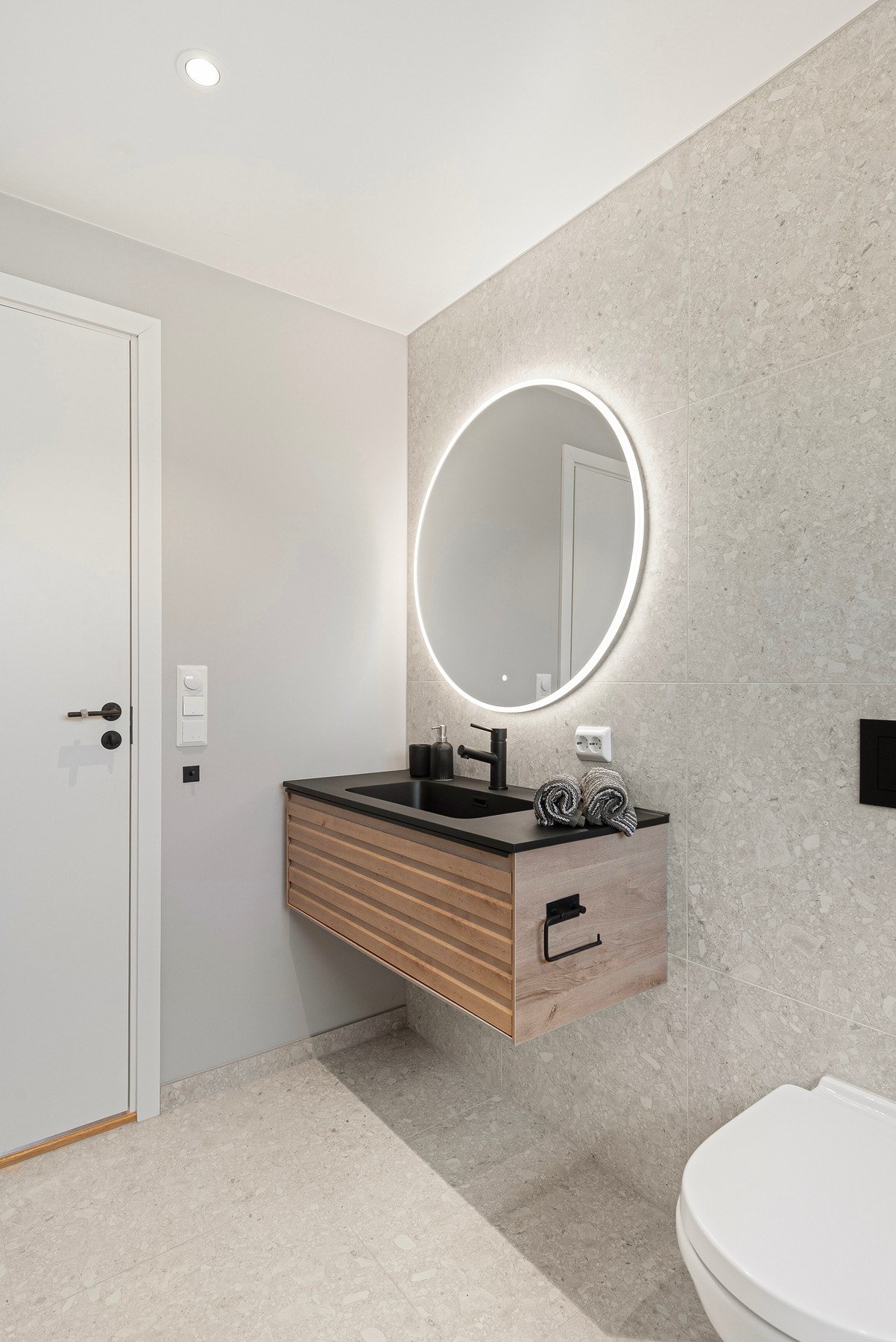 Med lekre fliser og moderne innredning Galleribilde