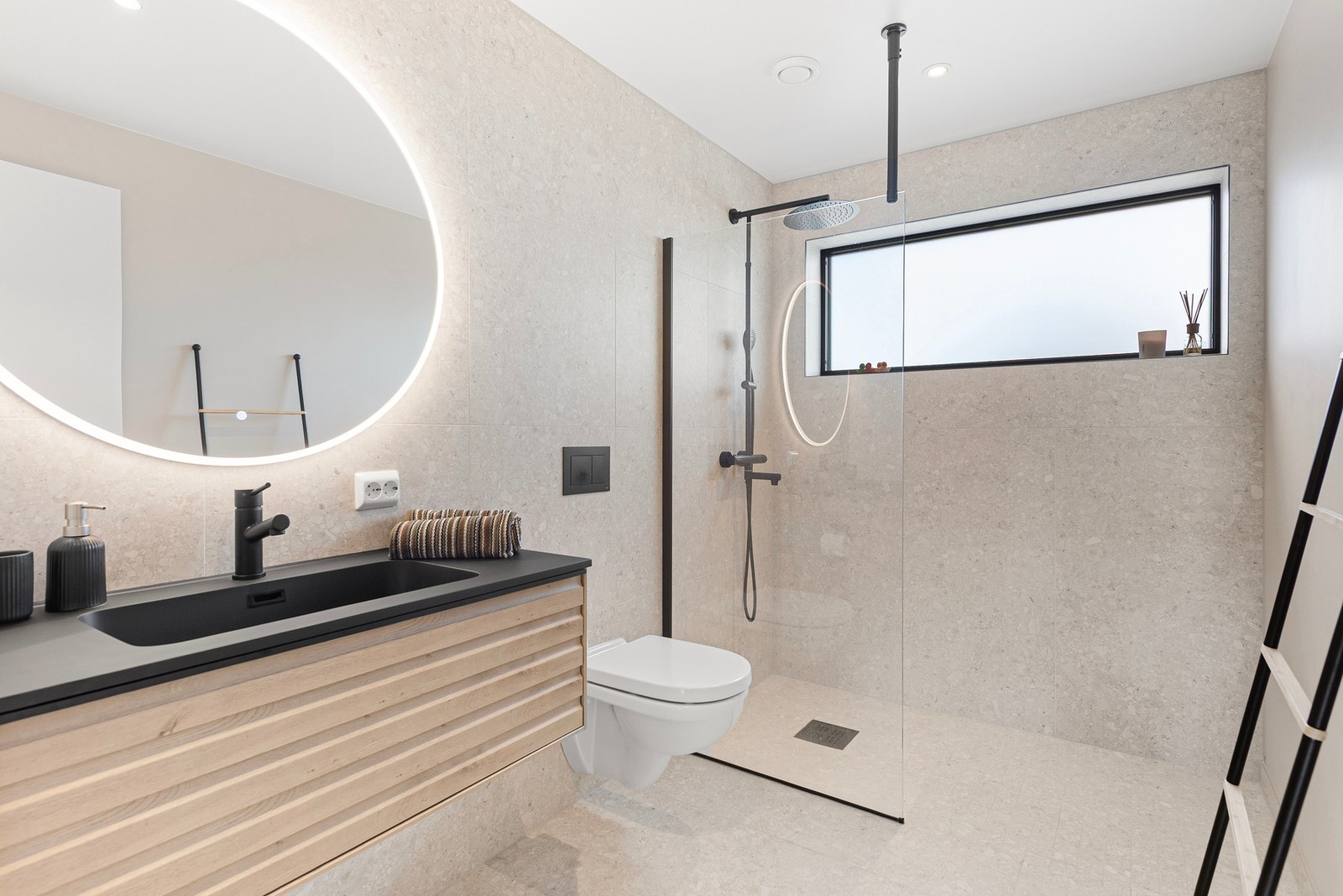 Baderom i tilknytning til boligens øvrige soverom - perfekt til barna Galleribilde