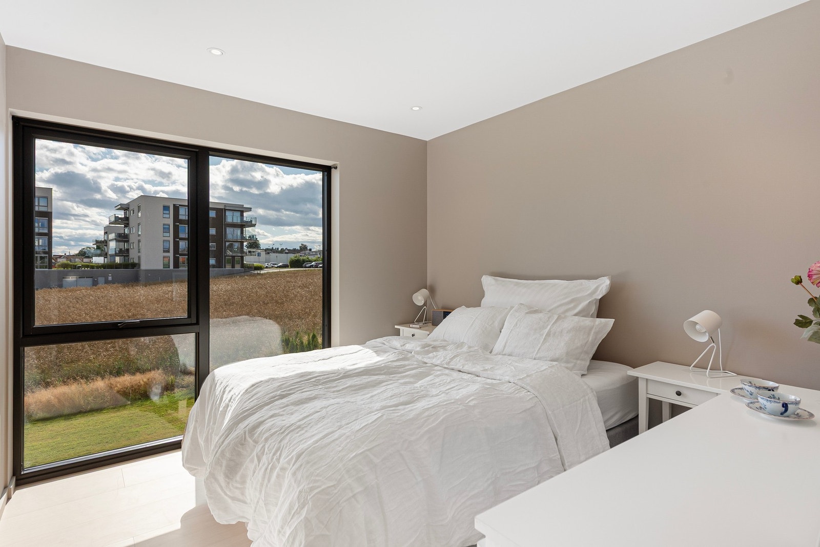 Og et romslig hovedsoverom - med plass til dobbeltseng og tilhørende møblement Galleribilde