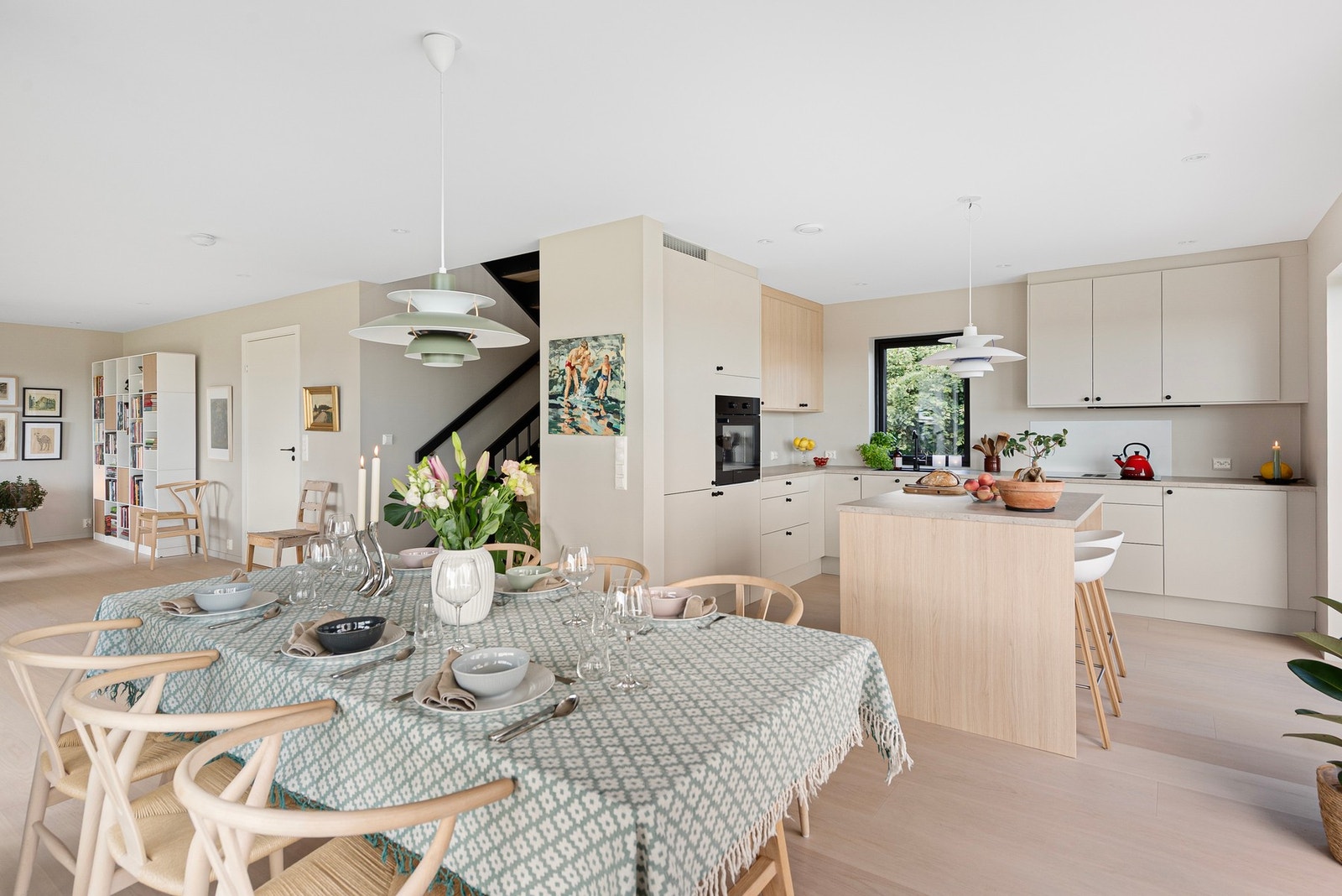 Kjøkkenet ligger praktisk til i en egen sone innenfor spisestuen Galleribilde