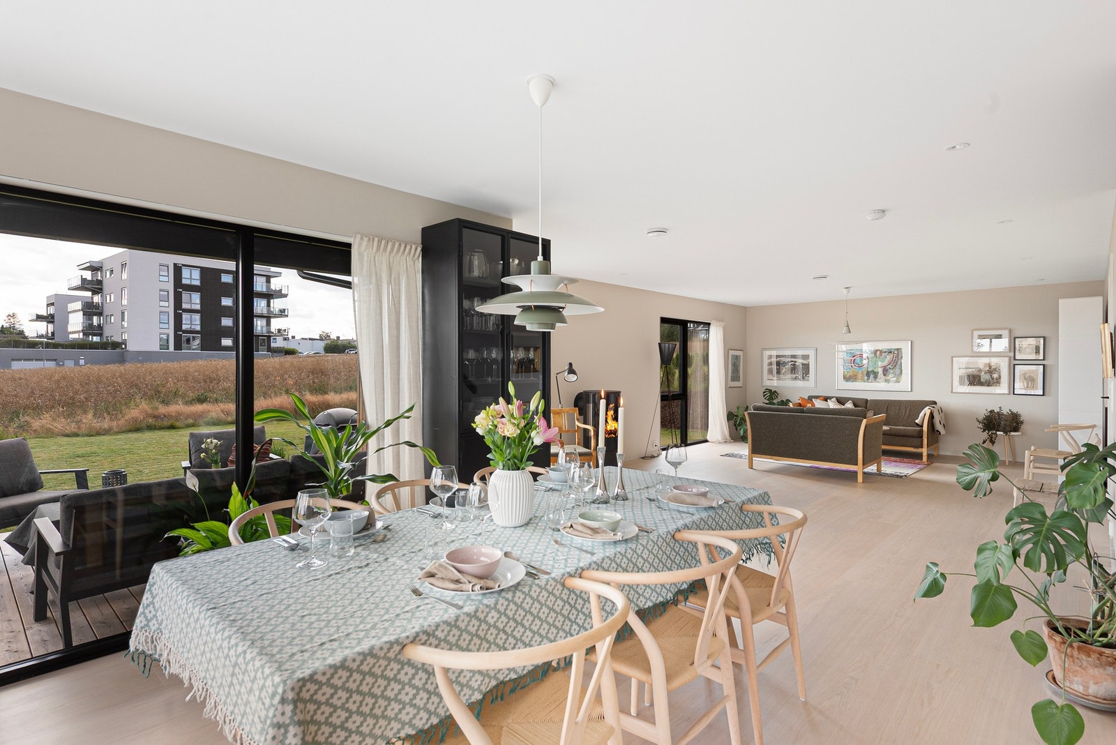 Den åpne spisestuen inviterer til sosiale sammenkomster og gir god plass til både familie og venner Galleribilde