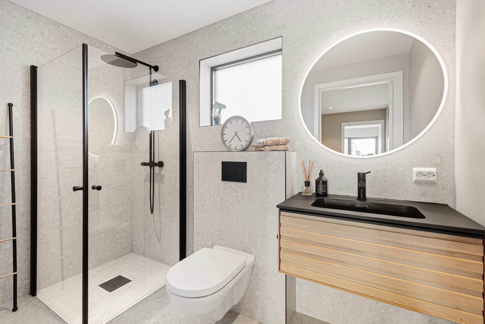 Videre har du et lekkert baderom Galleribilde