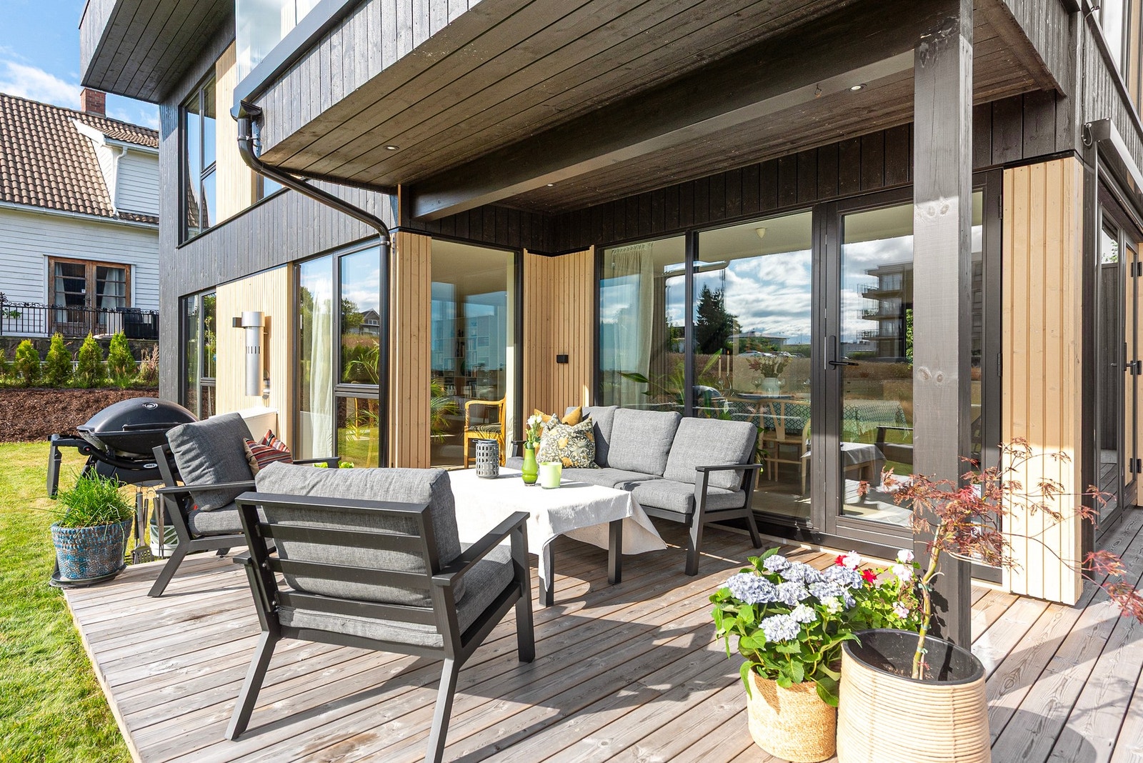 Fra stuen har du utgang til en usjenert terrasse Galleribilde