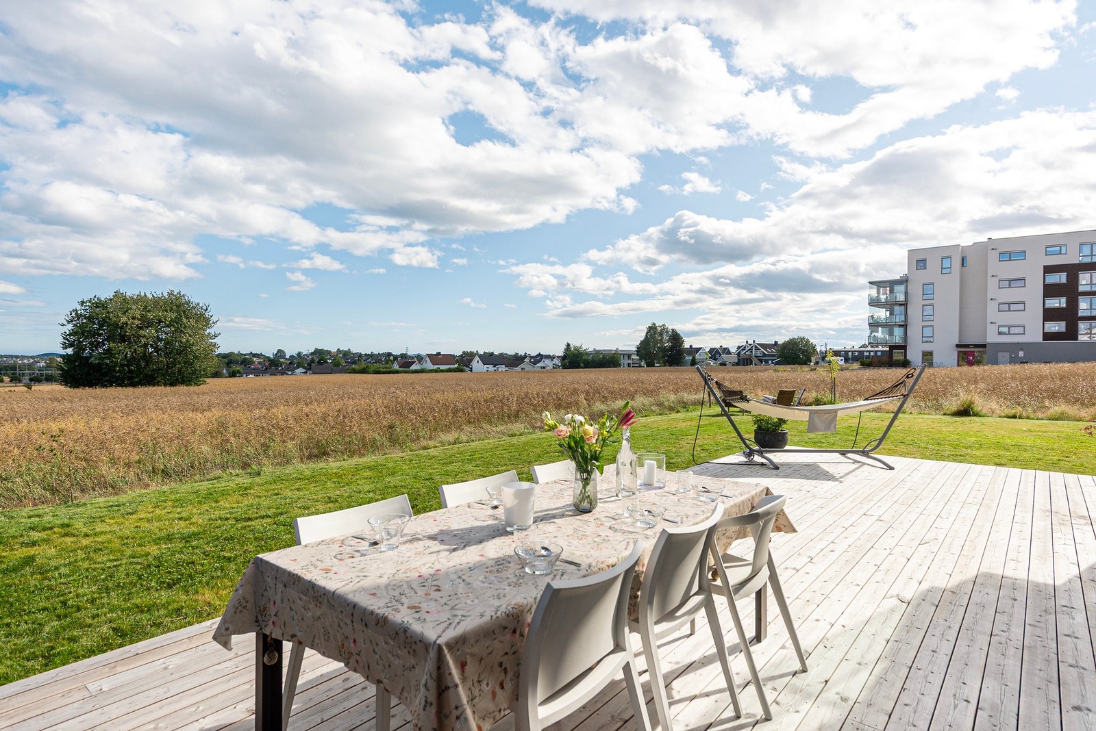 Med en fantastisk terrasse på 47m² hvor du kan nyte solen fra morgen til kveld Galleribilde