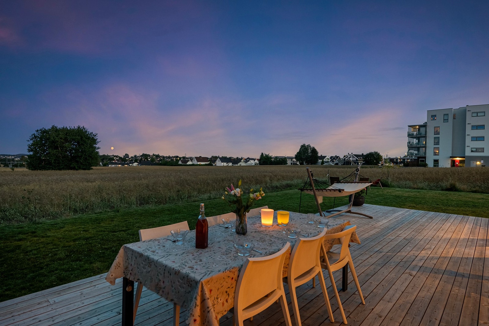 Stemningsfull kveld på terrassen - perfekt for hyggelige måltider ute Galleribilde