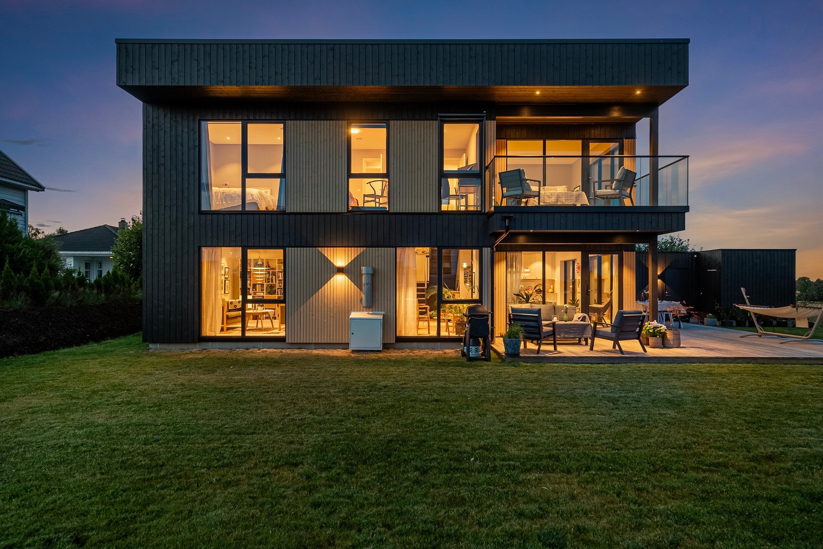 Generøs uteplass med hele 55 kvm terrasse og balkong - rikelig med plass til både familie og gjester Galleribilde