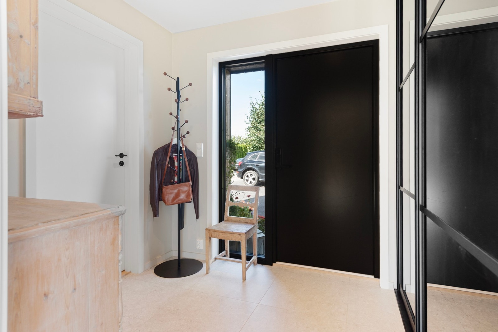 Velkommen inn! Her blir du møtt av en innbydende entré som umiddelbart gir et godt førsteinntrykk Galleribilde