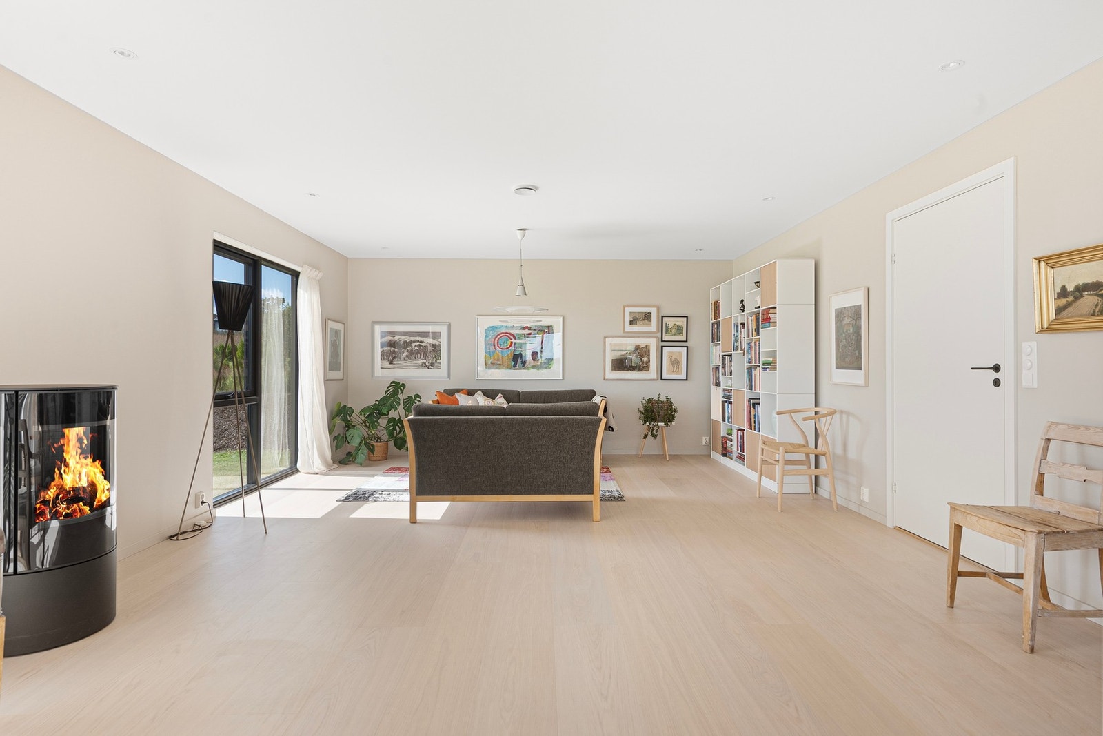 Stue med fantastisk areal - her får du plass til både sofagruppe, spisebord og lesekrok! Galleribilde