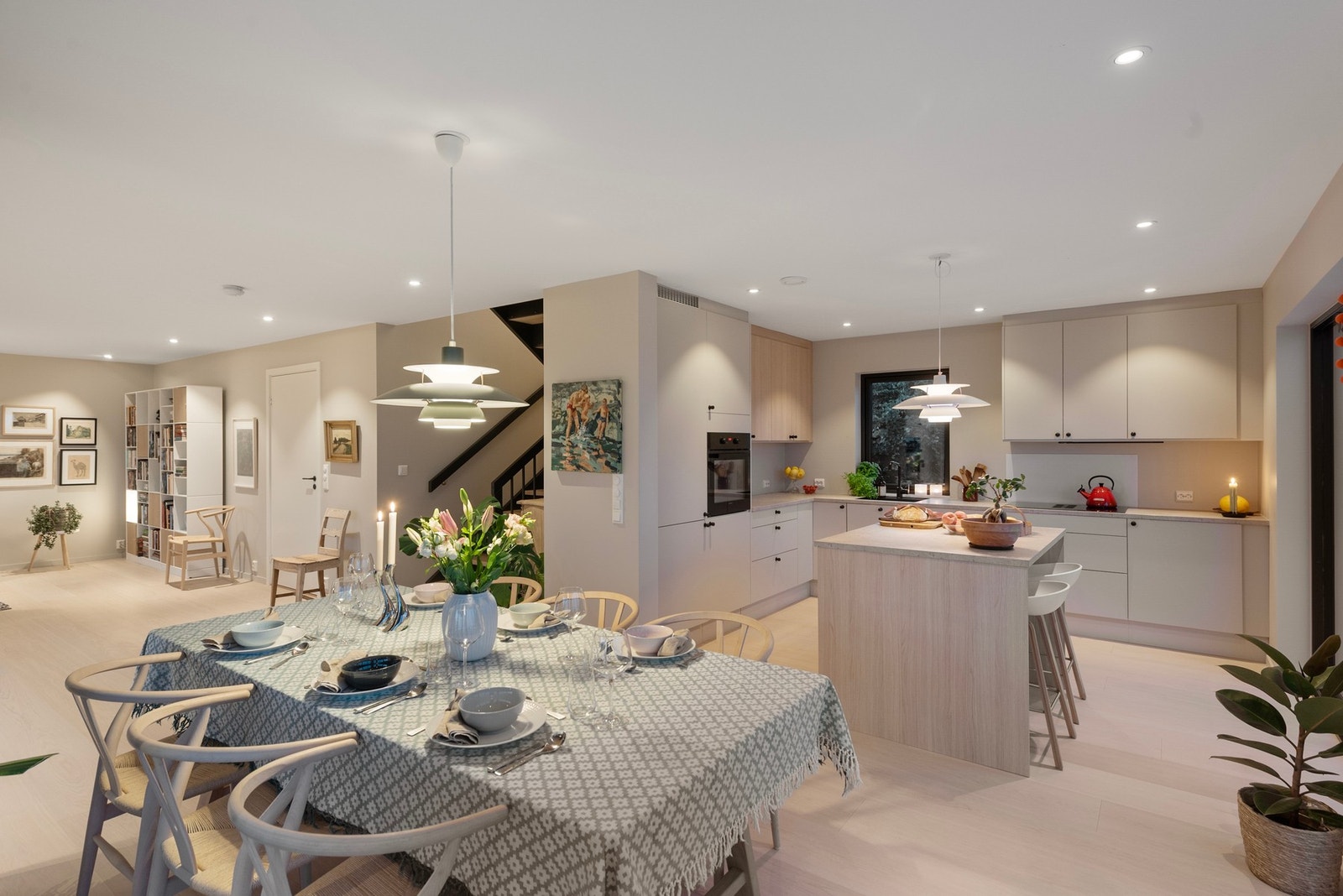 Den åpne planløsningen skaper et naturlig samlingspunkt - perfekt for både hverdag og sammenkomster Galleribilde