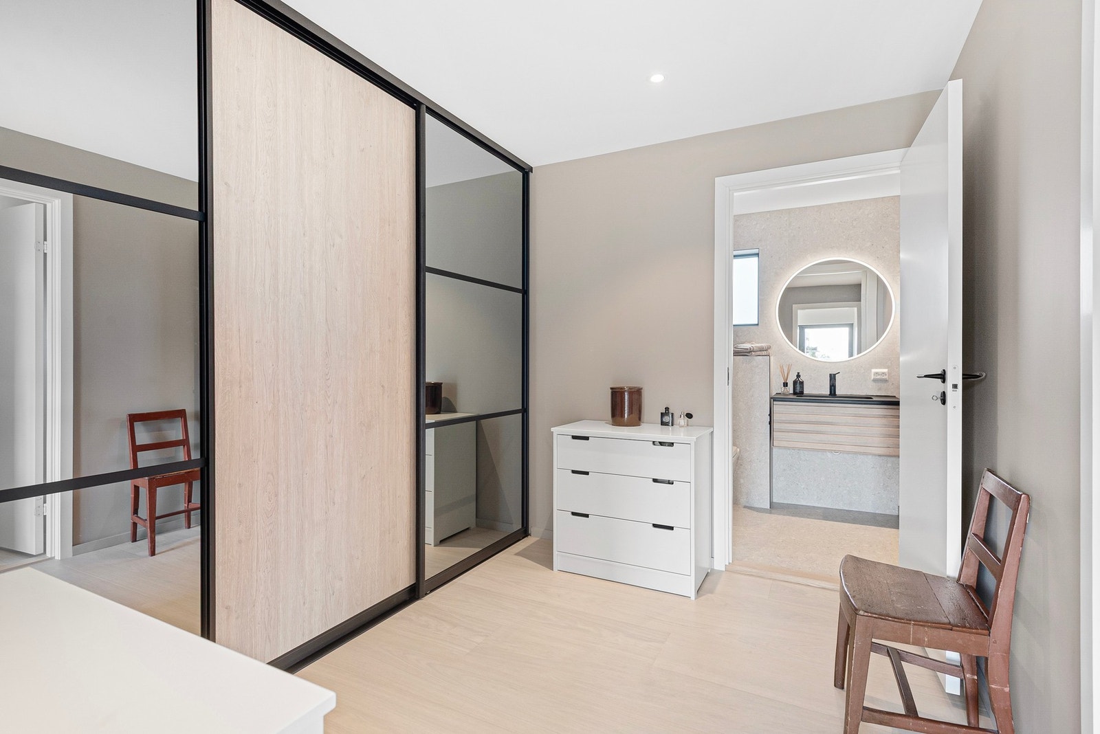 Velkommen inn i masterbedroom avdelingen - her har du et eget garderoberom Galleribilde