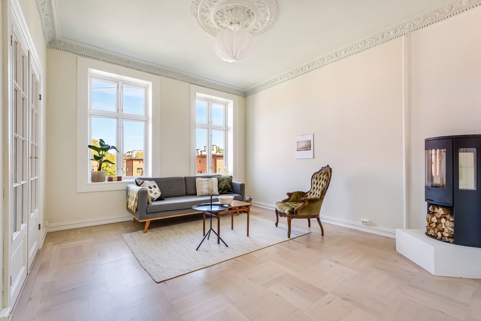 Nydelig og svært tiltalende 3-roms i klassisk bygård i 4. etasje med balkong Galleribilde