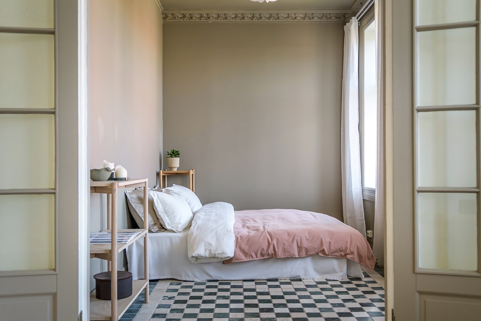 Gjennom klassiske dobbeltdører ankommer du et lunt og koselig soverom Galleribilde