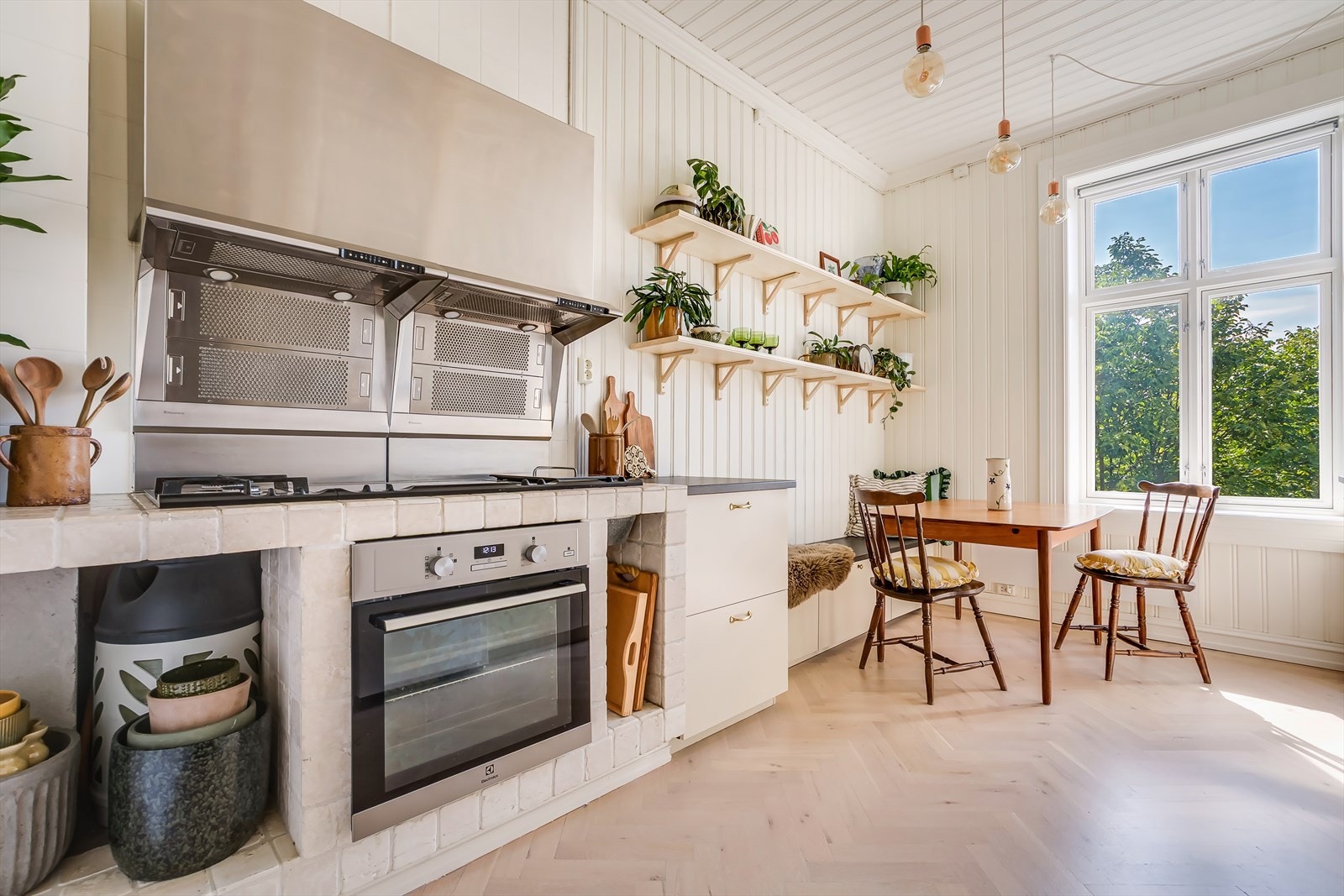 Separat kjøkken som byr på god takhøyde og store vindusflater sikrer gode lysforhold Galleribilde