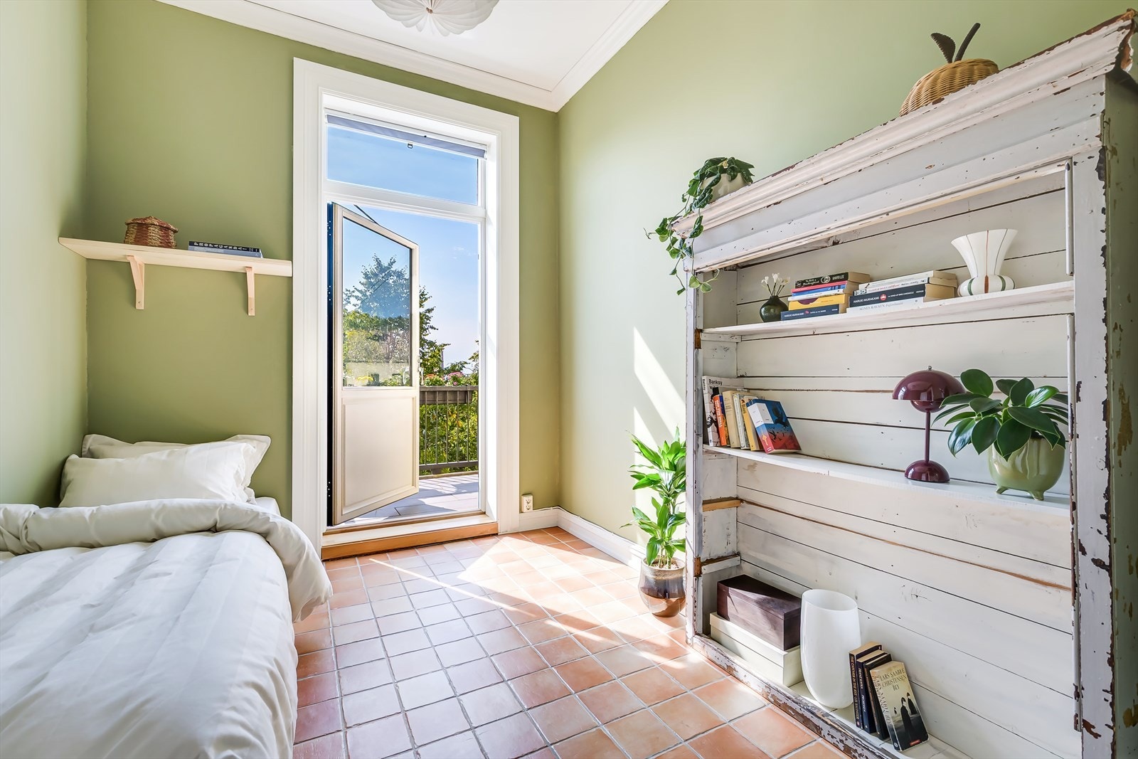 Rommet har plass til både seng og garderobeløsning, og den nøytrale stilen gjør det enkelt å tilpasse etter behov Galleribilde