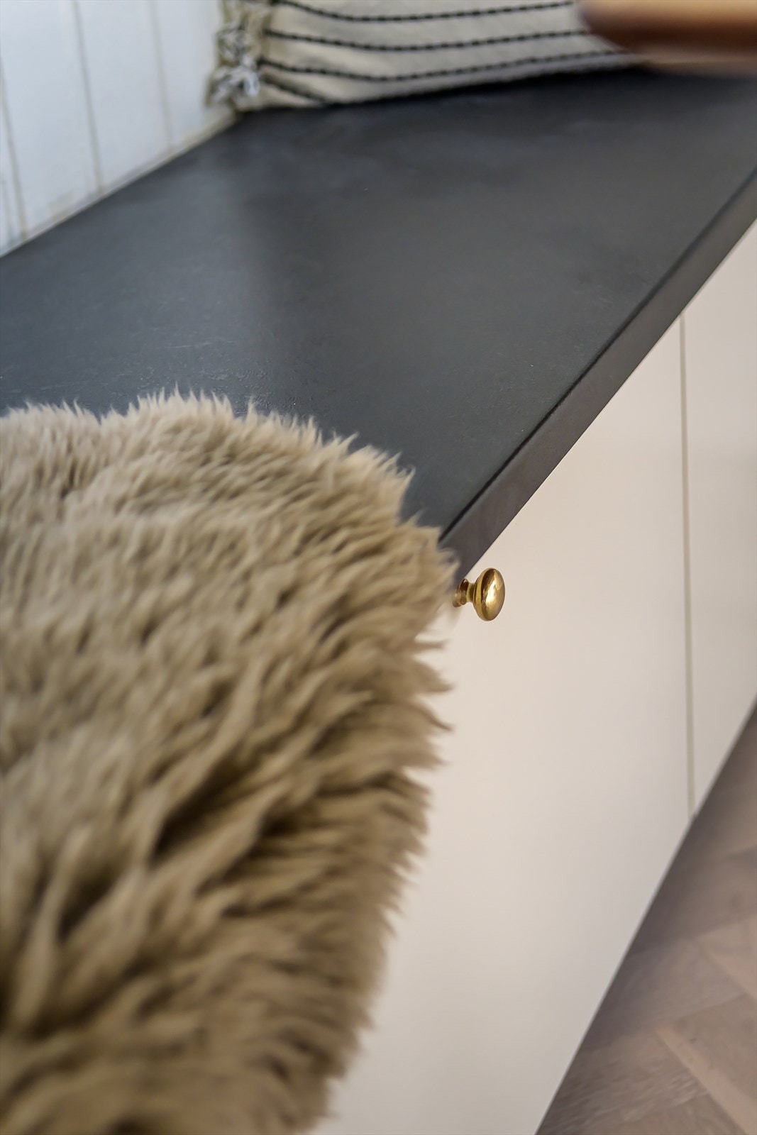 God utnyttelse av plassen med oppbevaring i sittebenken Galleribilde