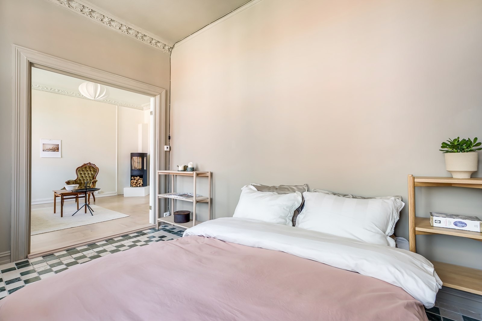 Rommet har flislagt gulv med behagelig gulvvarme, og veggene er malt i en harmonisk farge Galleribilde