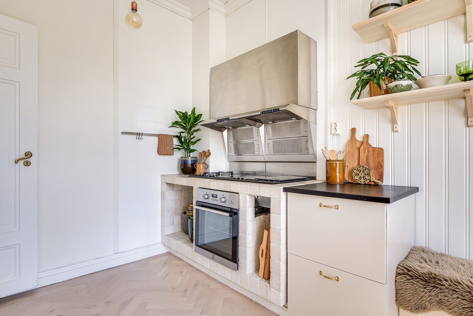 Videre er det integrert komfyr og oppvaskmaskin, samt frittstående kjøl-/fryseskap Galleribilde