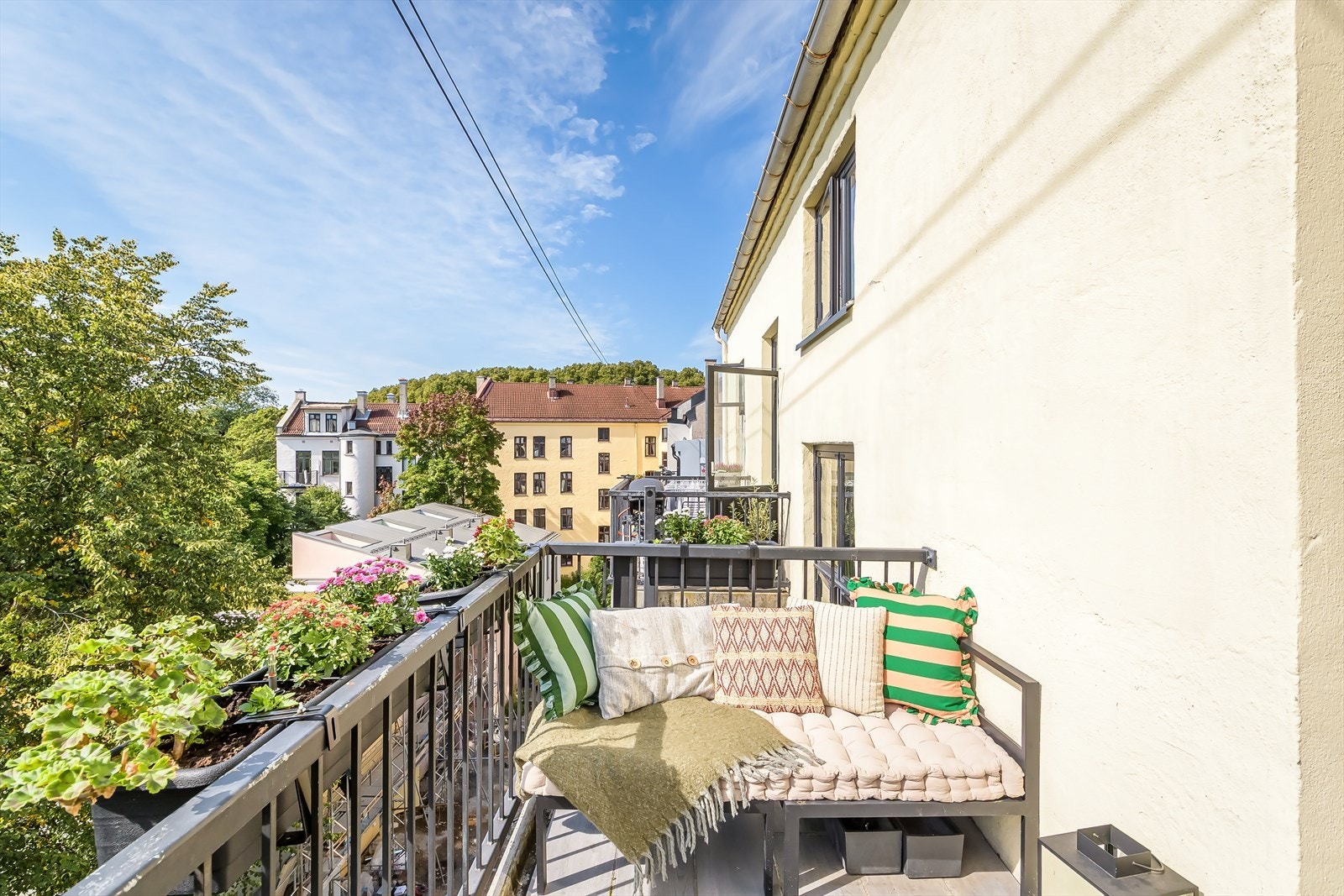 Balkongen ligger høyt og luftig, vendt mot rolige omgivelser Galleribilde